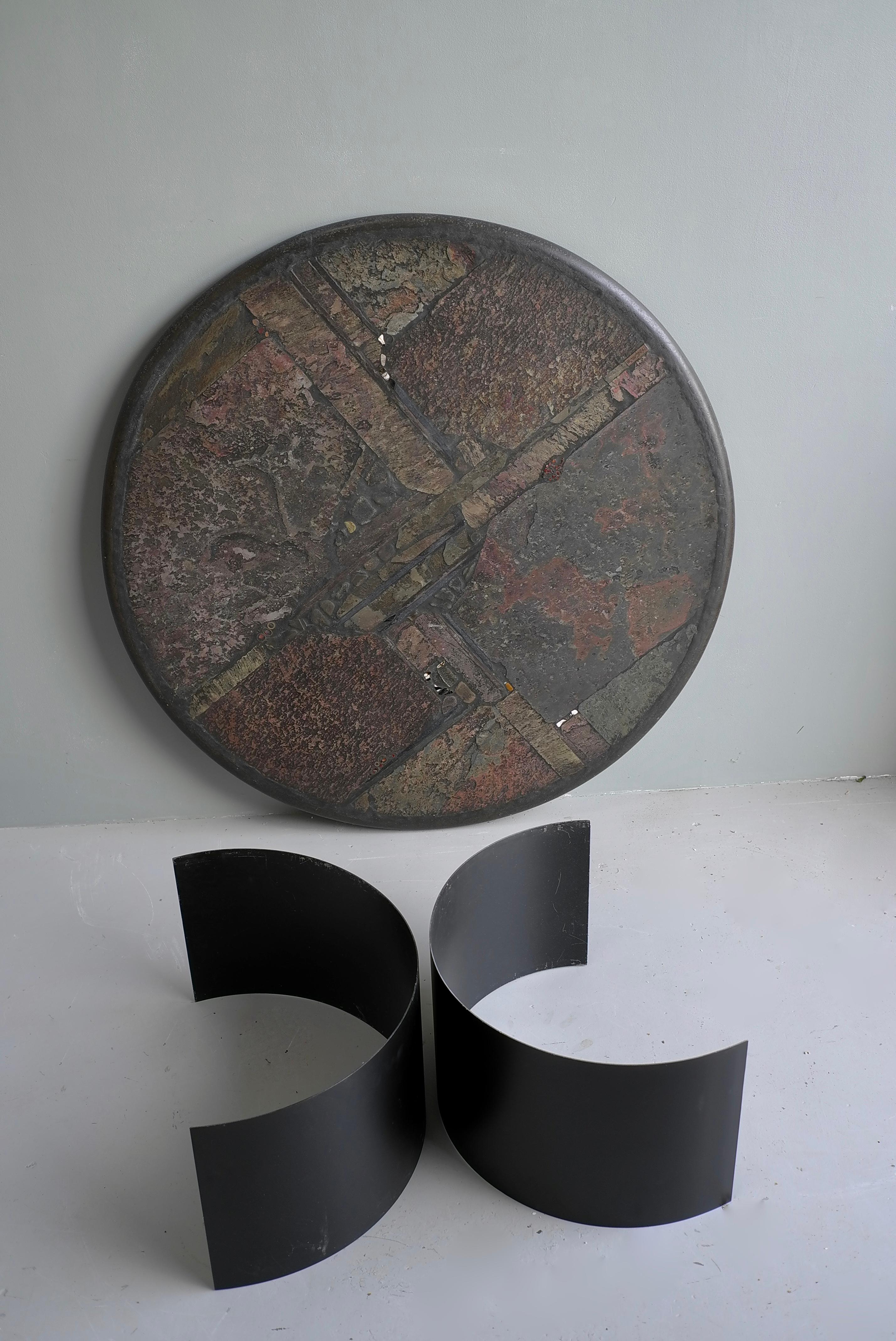 Gran mesa de centro redonda Art Paul Kingma de pizarra, piedra de color mixto y latón en venta 1