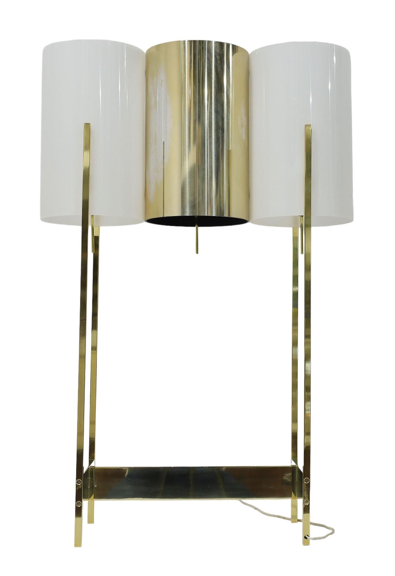 Très rare et étonnante paire de lampes de table en laiton et lucite de Paul Mayen. Chaque lampe est composée de trois cylindres, deux en lucite et un en laiton. Interrupteurs marche/arrêt indépendants pour chaque cylindre. Ils sont très grands