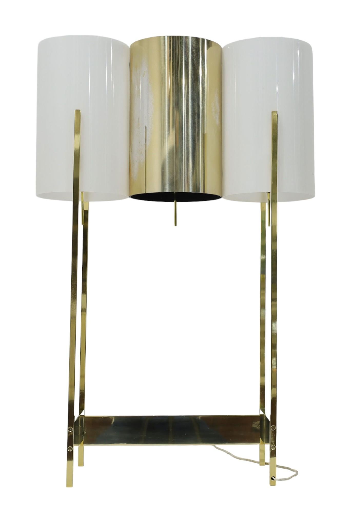 Scopri una rarissima e straordinaria coppia di lampade da tavolo in ottone e lucite di Paul Mayen degli anni '60. Questi pezzi di alta qualità, in stile Mid Century Modern, sono caratterizzati da tre cilindri di grande effetto, due in lucite e uno