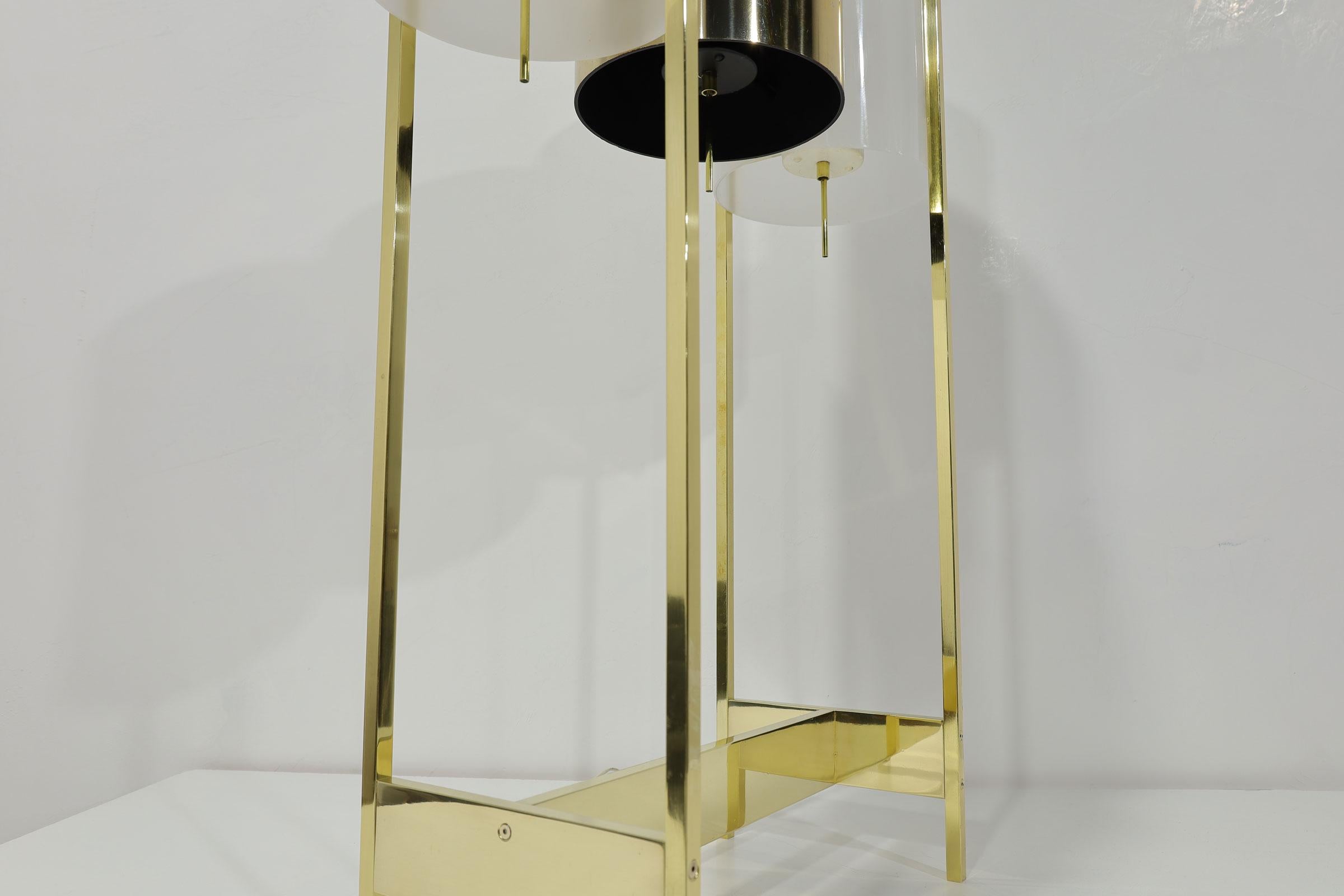 XX secolo Grandi lampade da tavolo Paul Mayen per Habitat in ottone e lucite, anni '60 in vendita