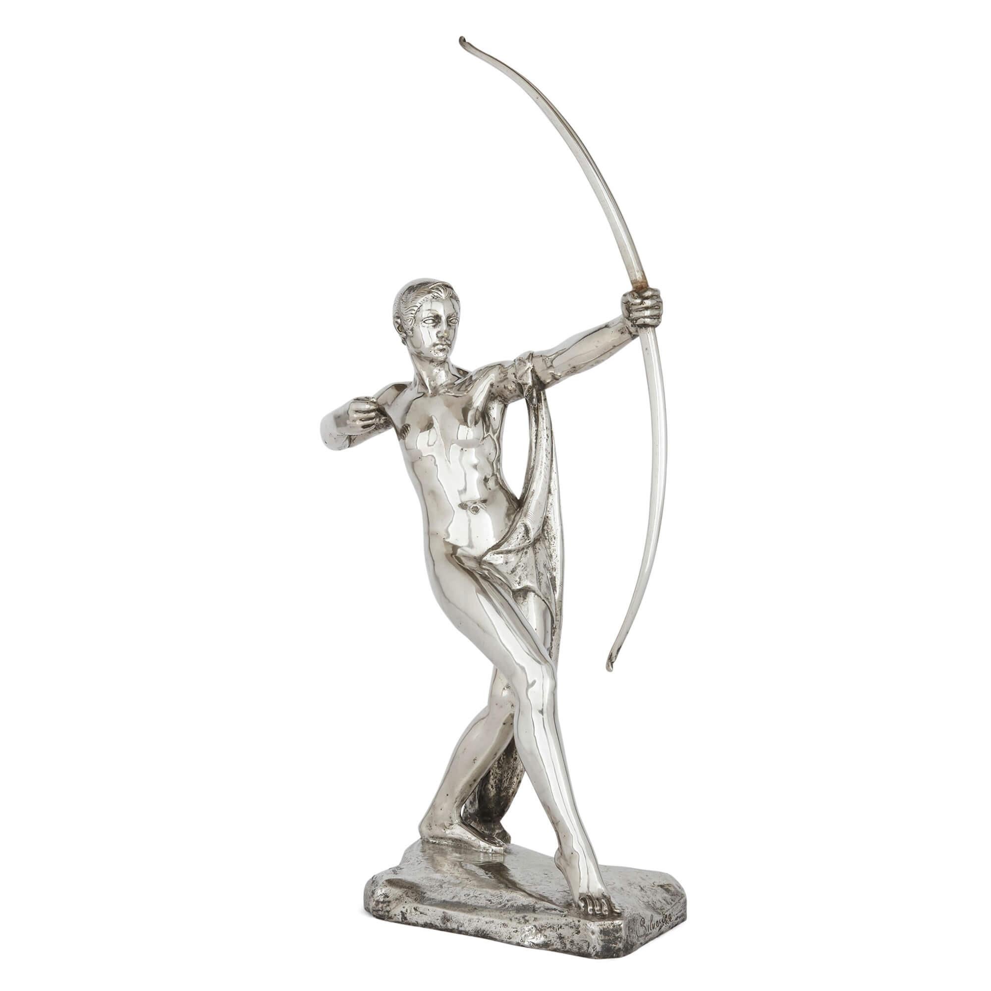 Gran modelo de bronce plateado de Paul Silvestre de Diana para Susse Frères
Francés, principios del siglo XX 
Altura 85 cm, anchura 46 cm, profundidad 20 cm

Esta magnífica escultura de bronce plateado muestra a Diana, la diosa romana de la caza, en