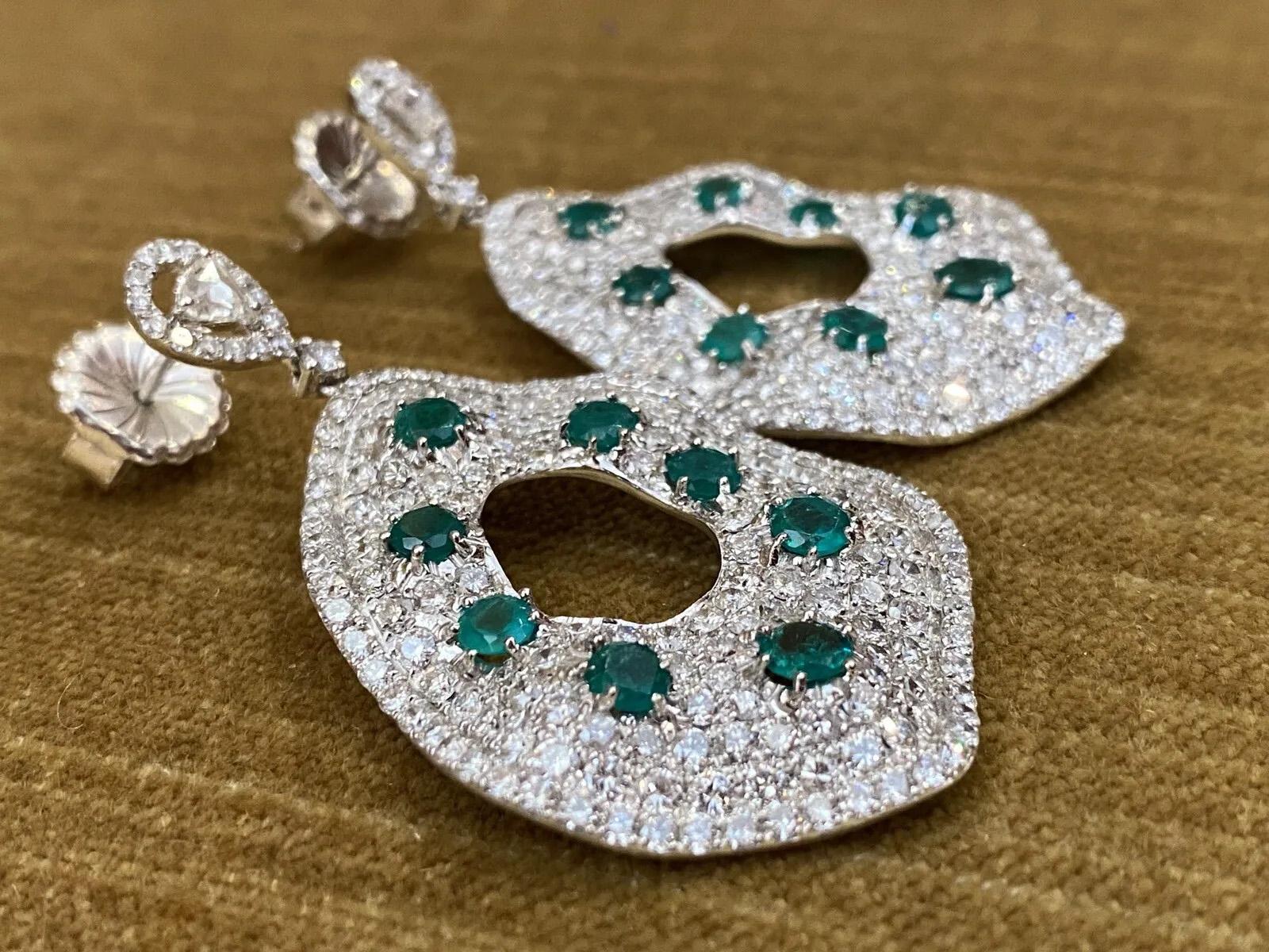 Large Pavé Diamond and Emerald Drop Earrings in 18k White Gold In Excellent Condition For Sale In La Jolla, CA