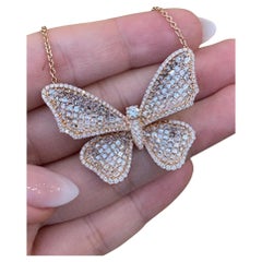 Collier papillon en or rose 18 carats à large pendentif pavé de diamants