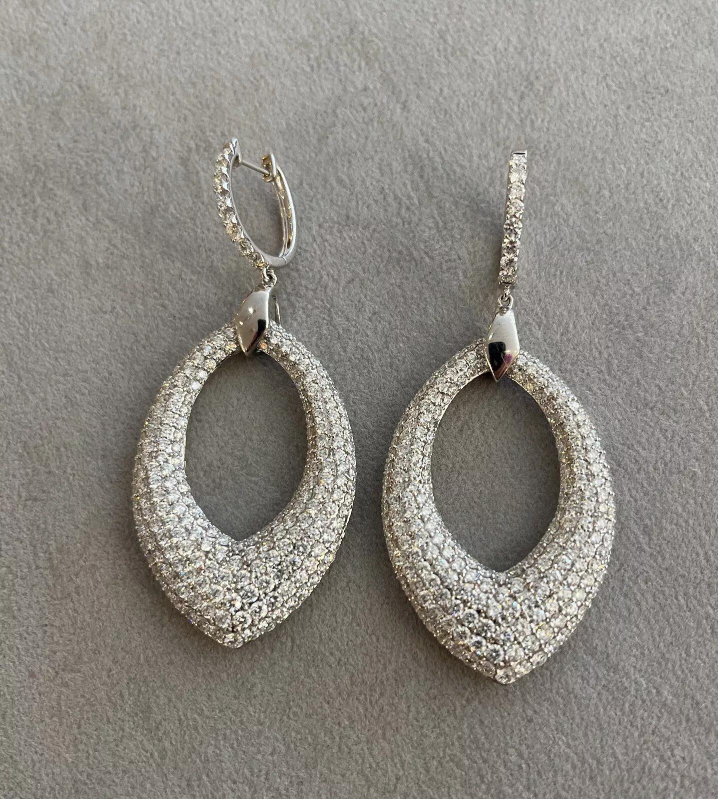Large Pave Diamond Drop Earrings 10.90 carat total weight in 18k White Gold 

Natural Diamond Drop Earrings feature 10.90 carats of Round Brilliant Diamonds pave set in 18k White Gold. The earrings are secured with a snap closure.

Total diamond