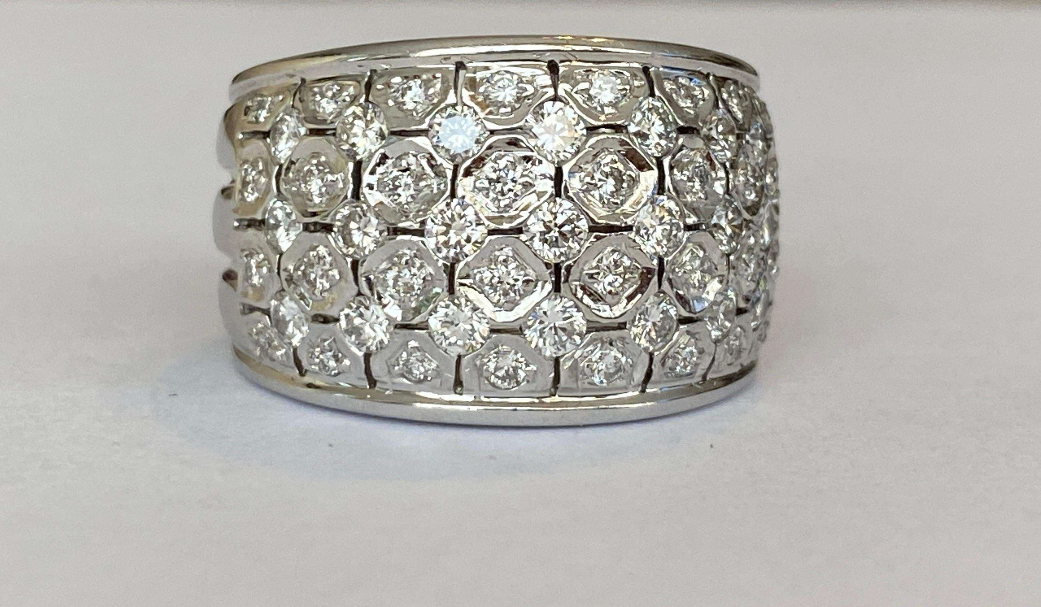 Dieser exquisite Diamantring mit Mikropflaster ist ein echter Hingucker. Mit vier Reihen runder Brillanten funkelt dieser Ring aus jedem Blickwinkel.  Der Ring ist mit 54 Diamanten im Brillantschliff (ca. 1,30 ct) der Qualität H/VS/SI verziert. Das
