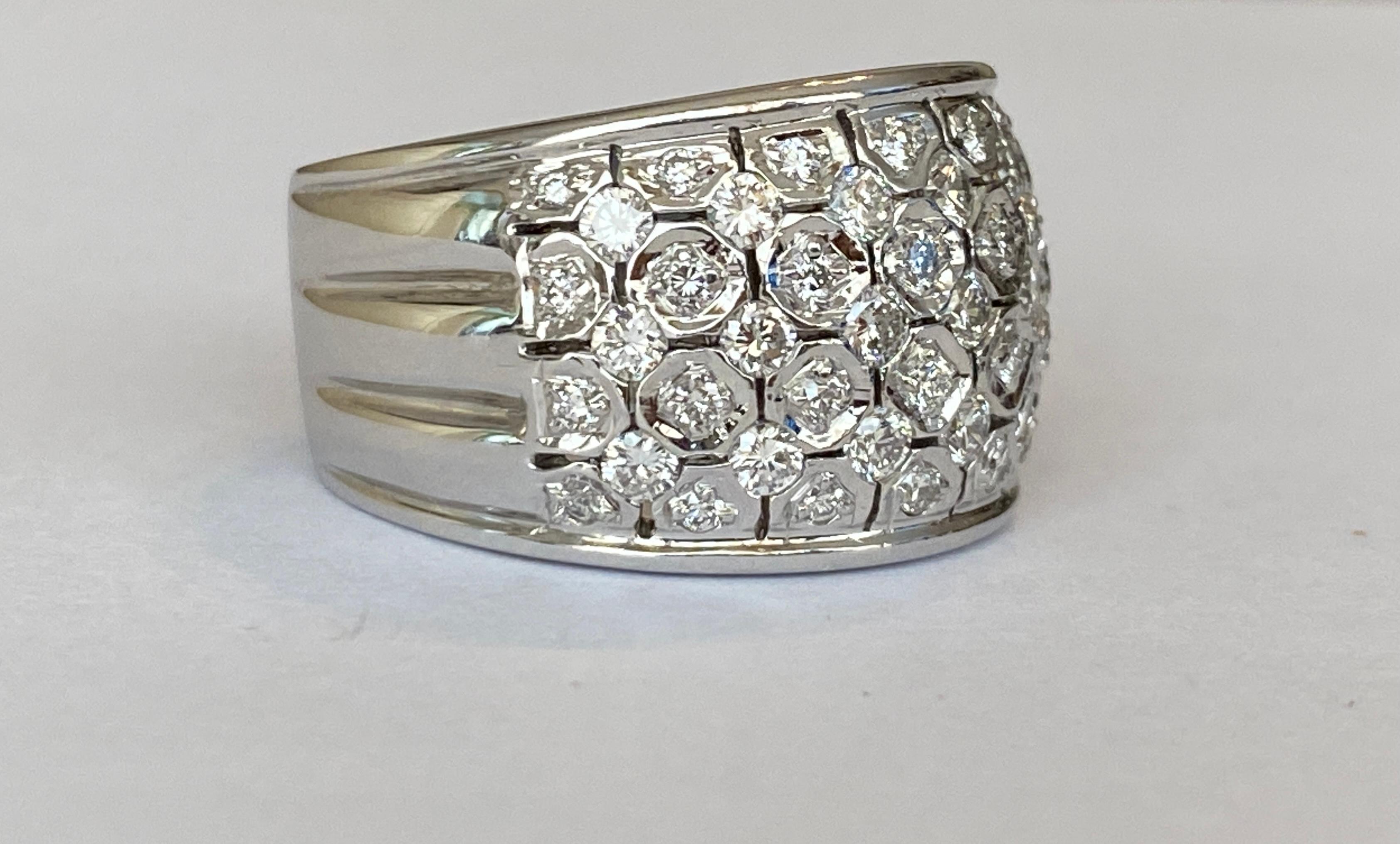 Großer Pave-Diamantring für Damen 1,30 Karat  Bandband 18 kt Weißgold (Zeitgenössisch)