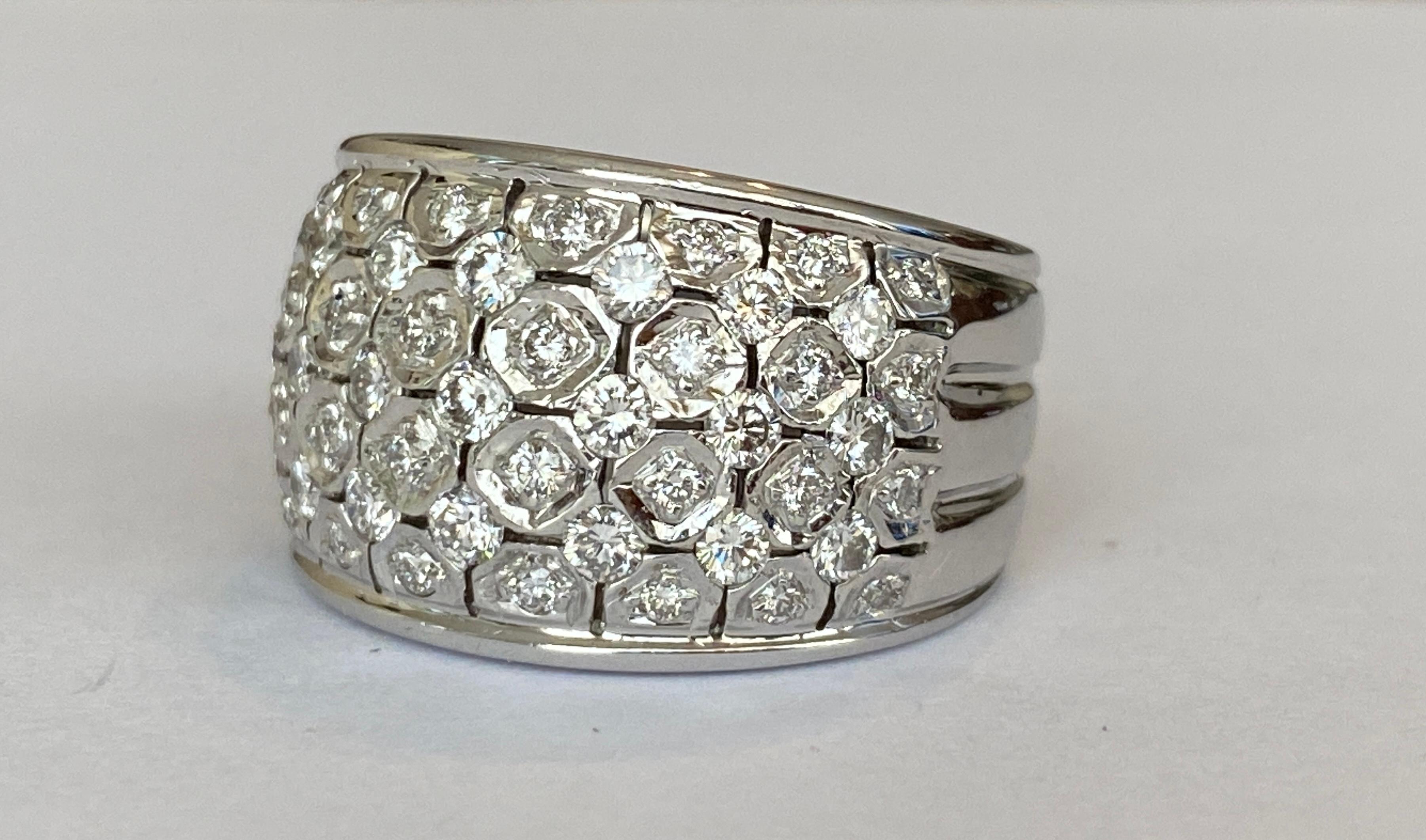 Großer Pave-Diamantring für Damen 1,30 Karat  Bandband 18 kt Weißgold im Zustand „Gut“ in AMSTERDAM, NL