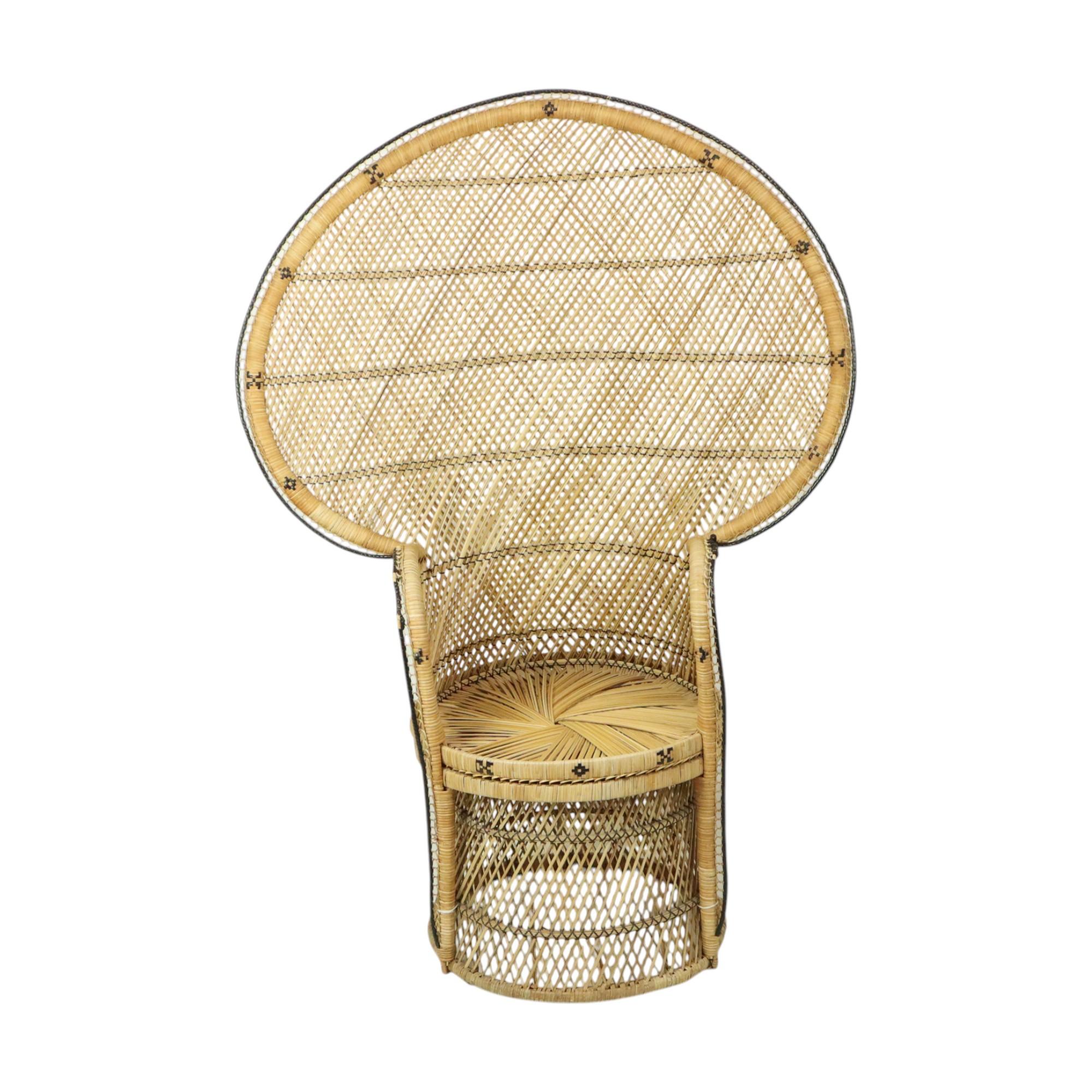 Schöner großer Pfauenstuhl im Boho-Stil, besser bekannt als der Emanuelle-Stuhl aus dem Film, hergestellt aus Rattan in der zweiten Hälfte des 20. Jahrhunderts.

Er besteht aus Rattan und geflochtenem Rohr und ist mit seinem schönen Vintage-Design