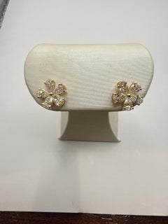 Orecchini a bottone con grandi diamanti a forma di fiore a pera in oro giallo 18 carati