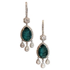 Pendants d'oreilles en or blanc 18k avec diamants et émeraude en forme de poire