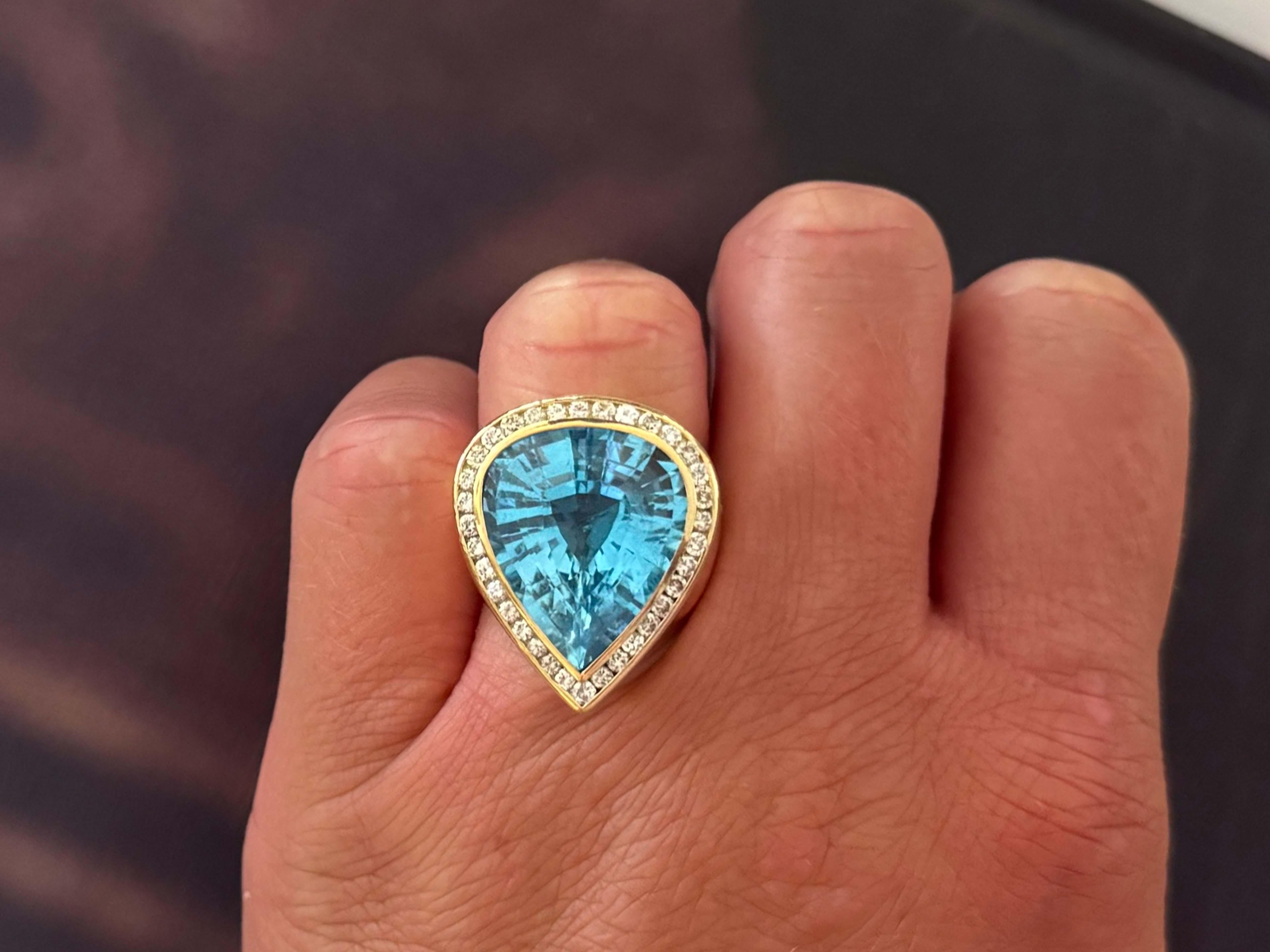 Specifiche dell'articolo:

Metallo: oro giallo 18k

Peso dell'anello: 21,9 grammi

Misura dell'anello: 6.25

Altezza anello: 25,5 mm

Specifiche della gemma:

Pietra preziosa: Topazio blu

Misure del topazio: 19.6 mm x 16.7 mm x 10.0

Peso in carati