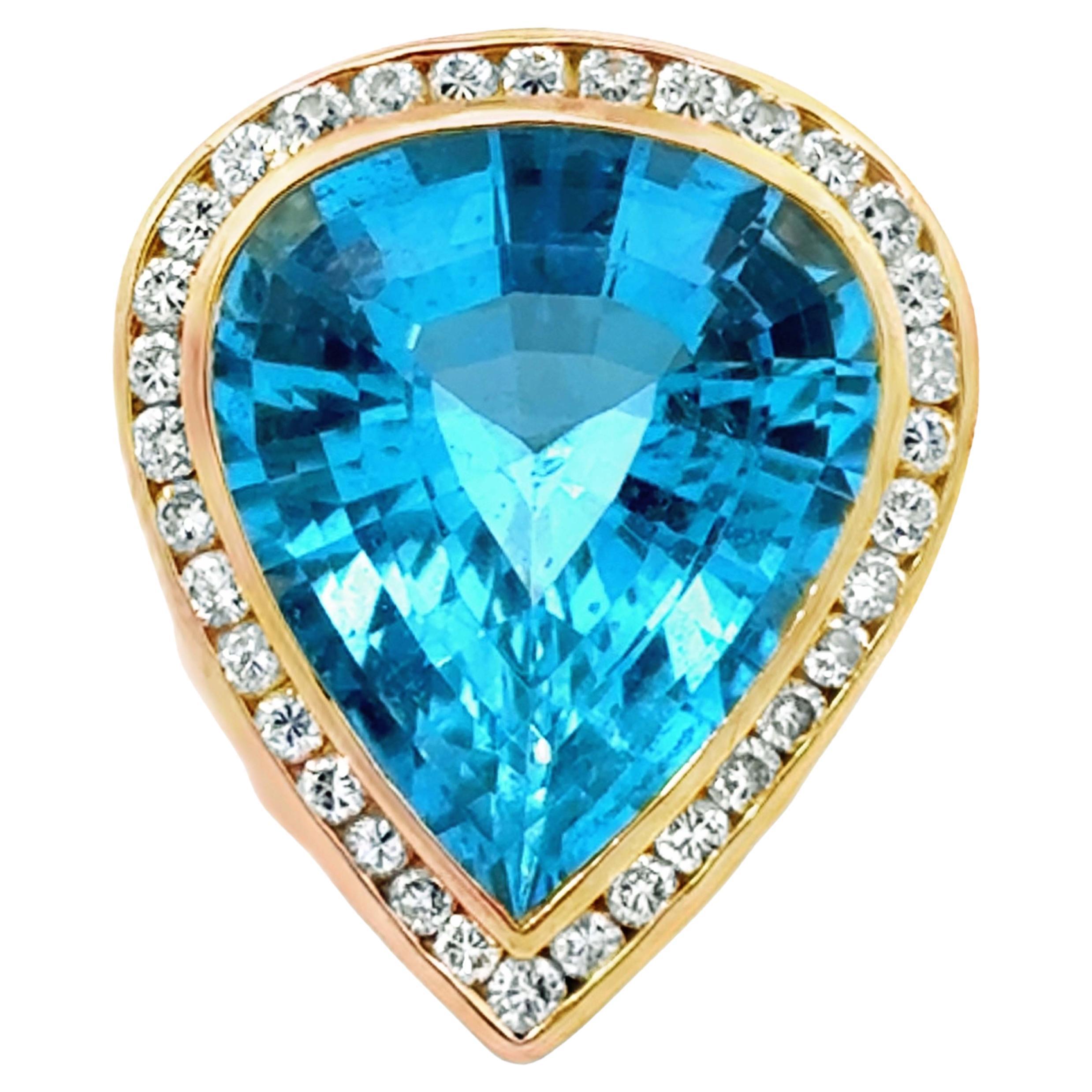 Anillo de oro amarillo de 18 quilates con halo de diamantes y topacio azul grande en forma de pera