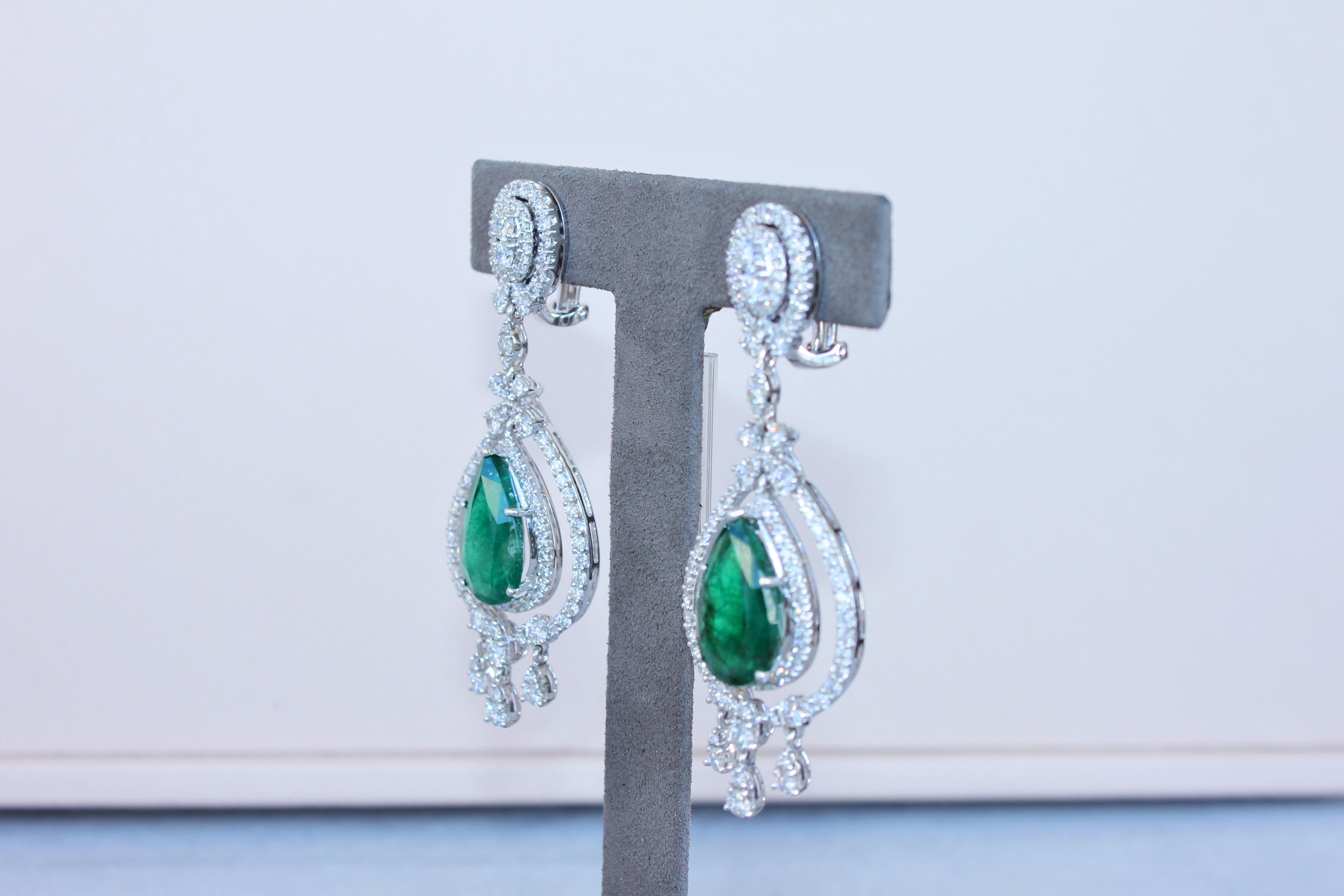 Large Pear-Shape Drop Emeralds Diamond Chandelier 18K White Gold Unique Earrings For Sale 5