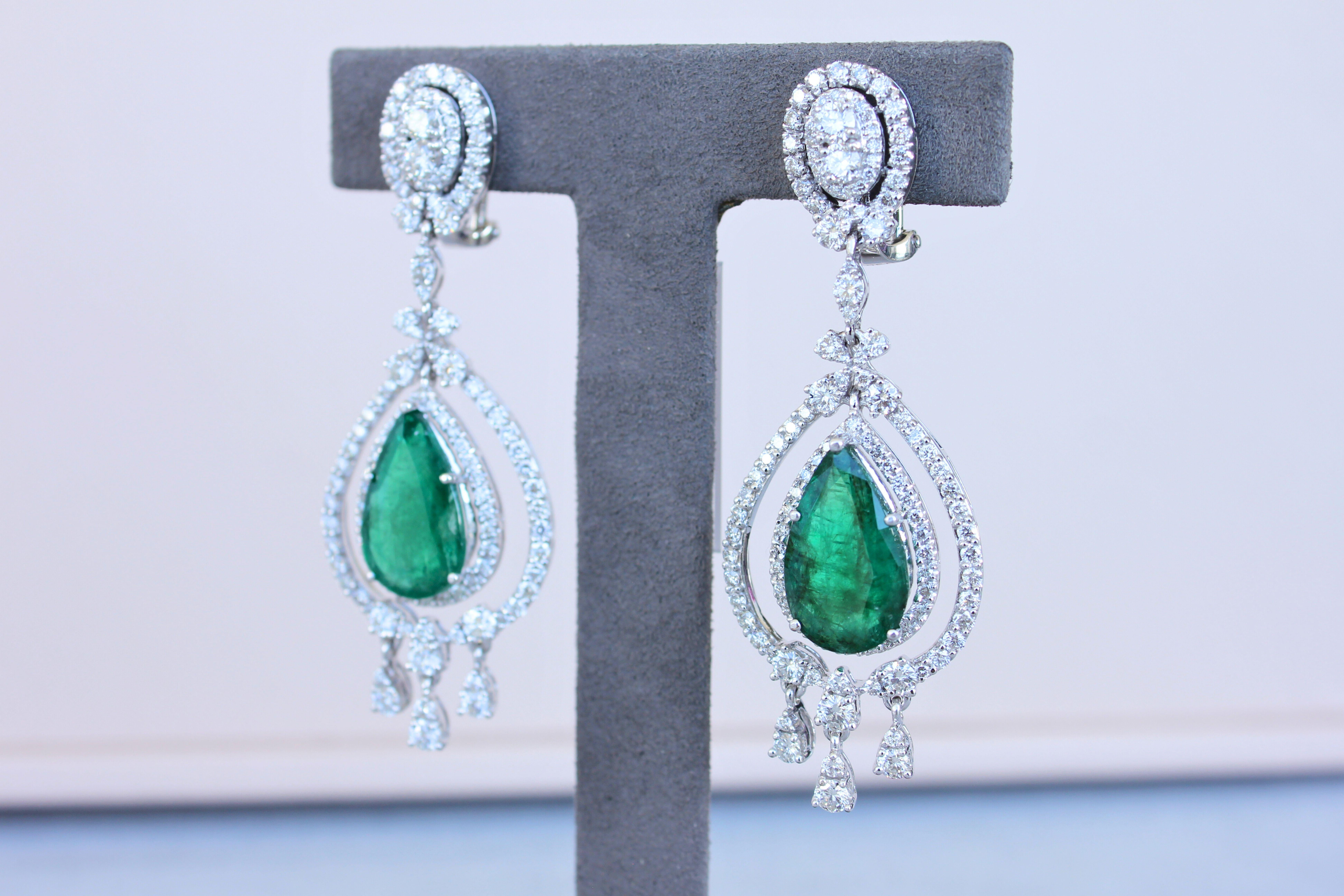 Large Pear-Shape Drop Emeralds Diamond Chandelier 18K White Gold Unique Earrings In New Condition For Sale In Fairfax, VA