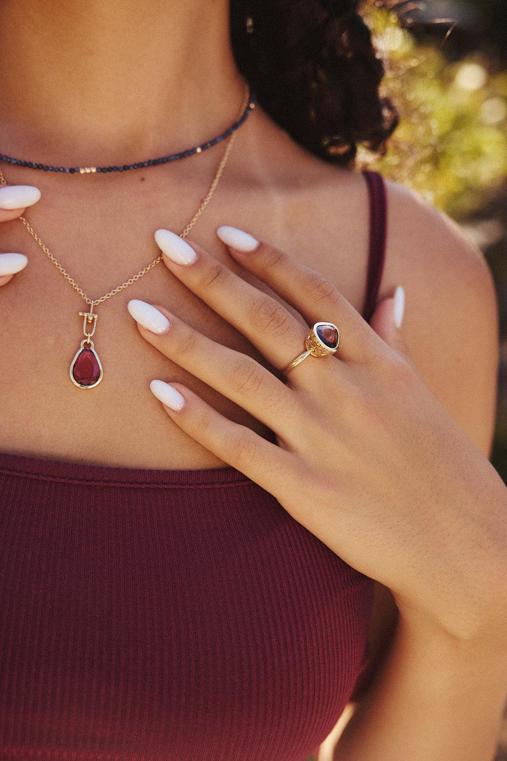 Großer Granatring in Birnenform (Kunsthandwerker*in) im Angebot