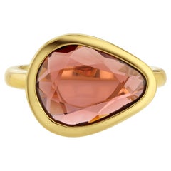 Anello con granato grande a forma di pera