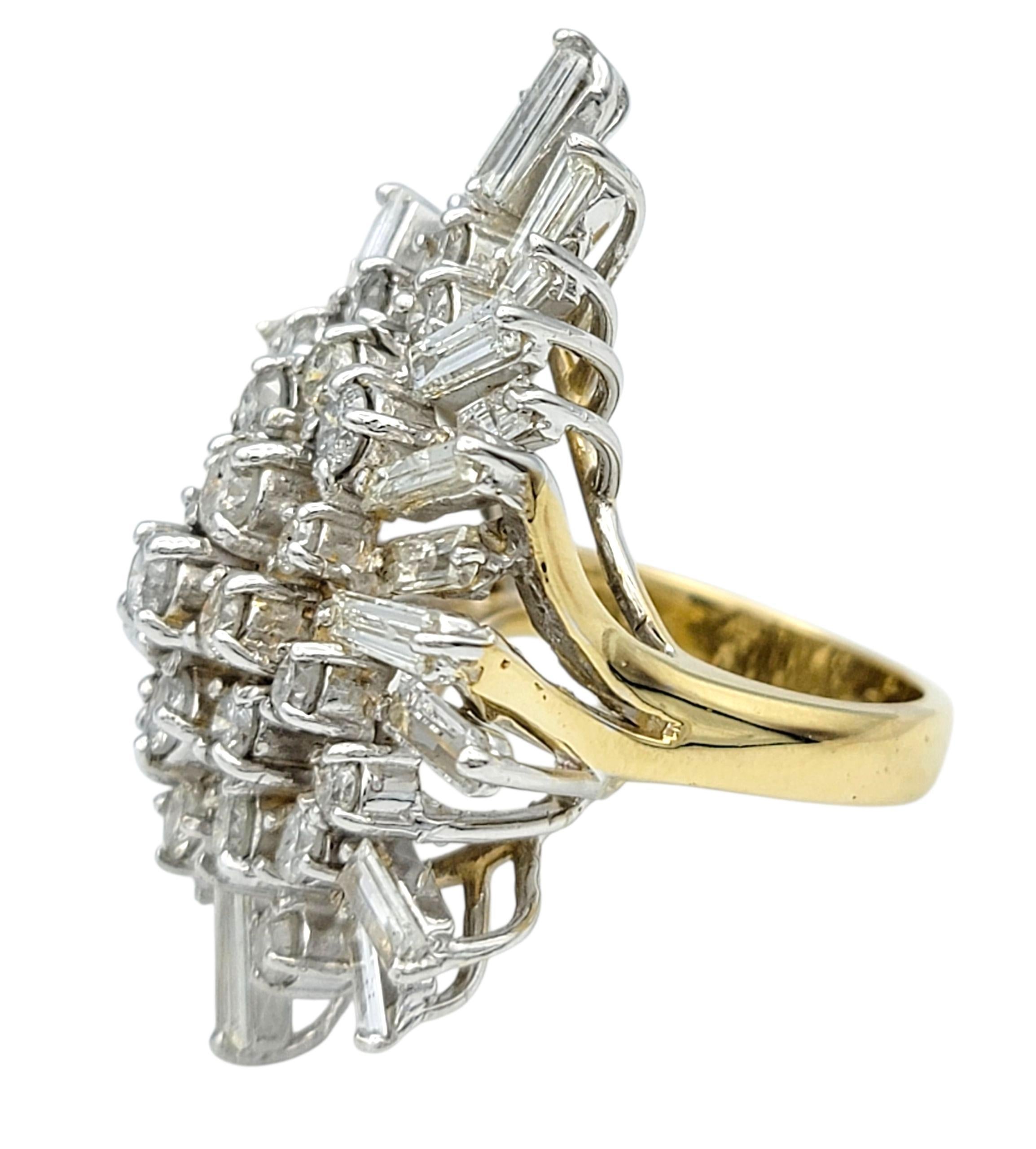 Großer birnenförmiger Multi-Diamant-Cluster-Cocktailring aus zweifarbigem 14 Karat Gold (Baguetteschliff) im Angebot