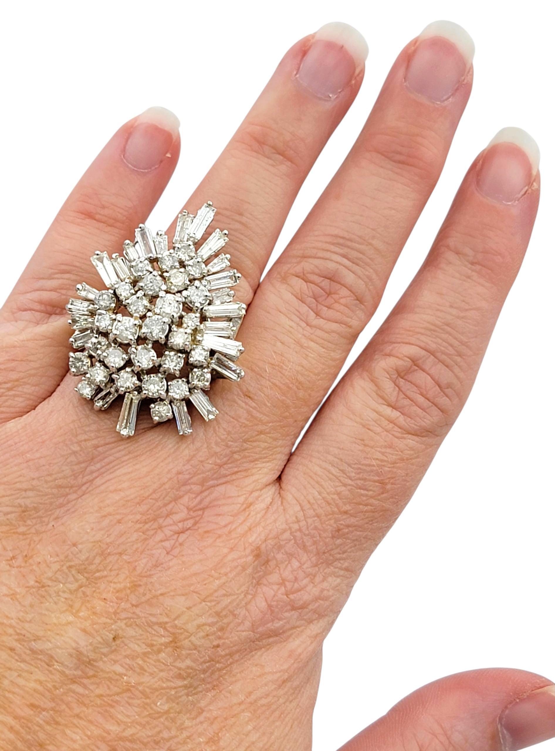 Großer birnenförmiger Multi-Diamant-Cluster-Cocktailring aus zweifarbigem 14 Karat Gold im Angebot 2