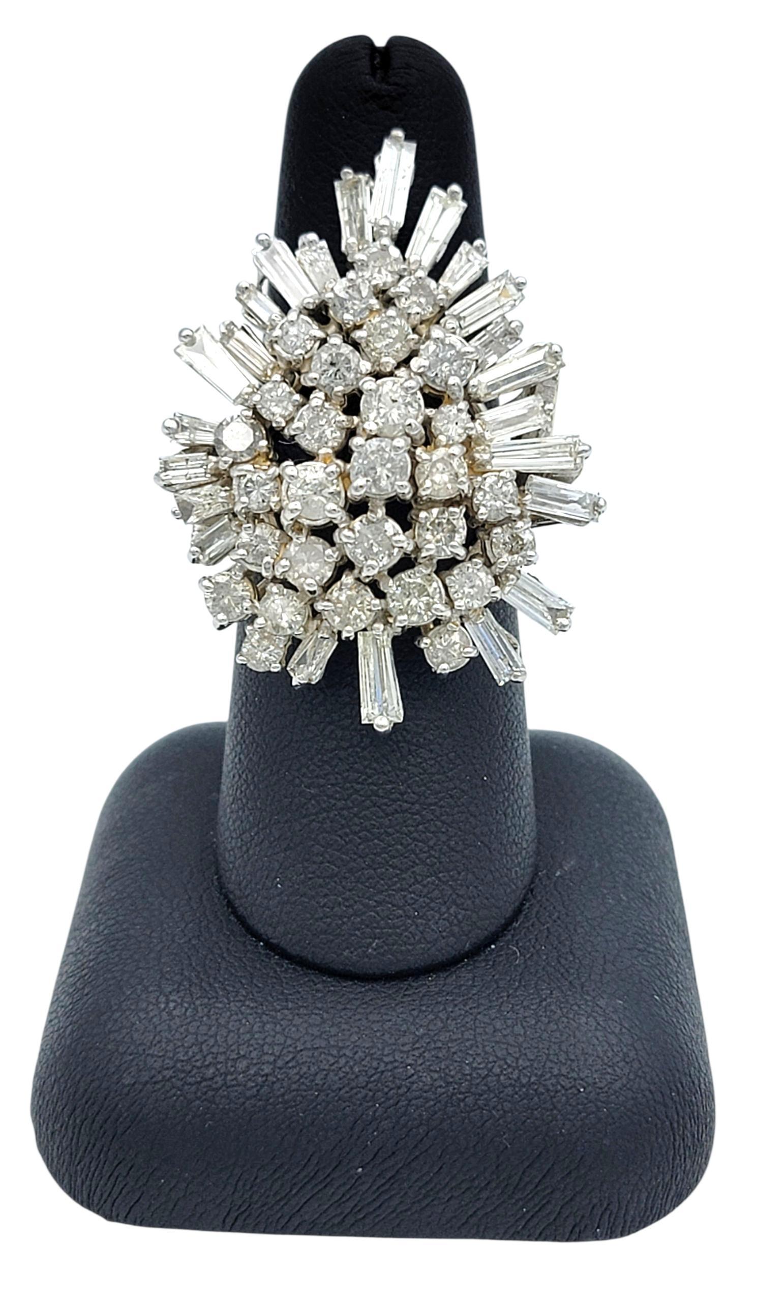 Großer birnenförmiger Multi-Diamant-Cluster-Cocktailring aus zweifarbigem 14 Karat Gold im Angebot 3