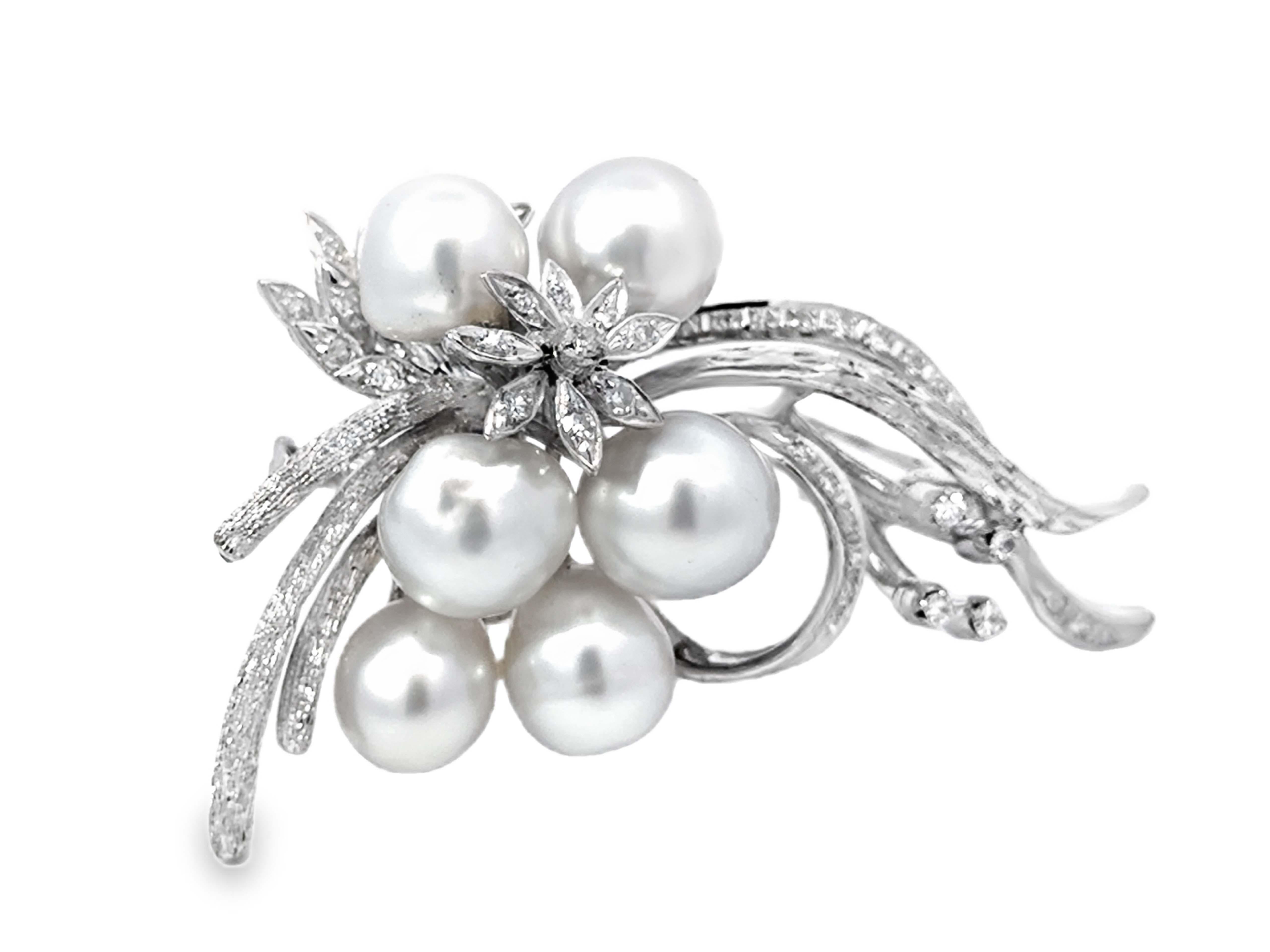 Broche grande de perlas y diamantes de oro blanco de 18 quilates Moderno en venta