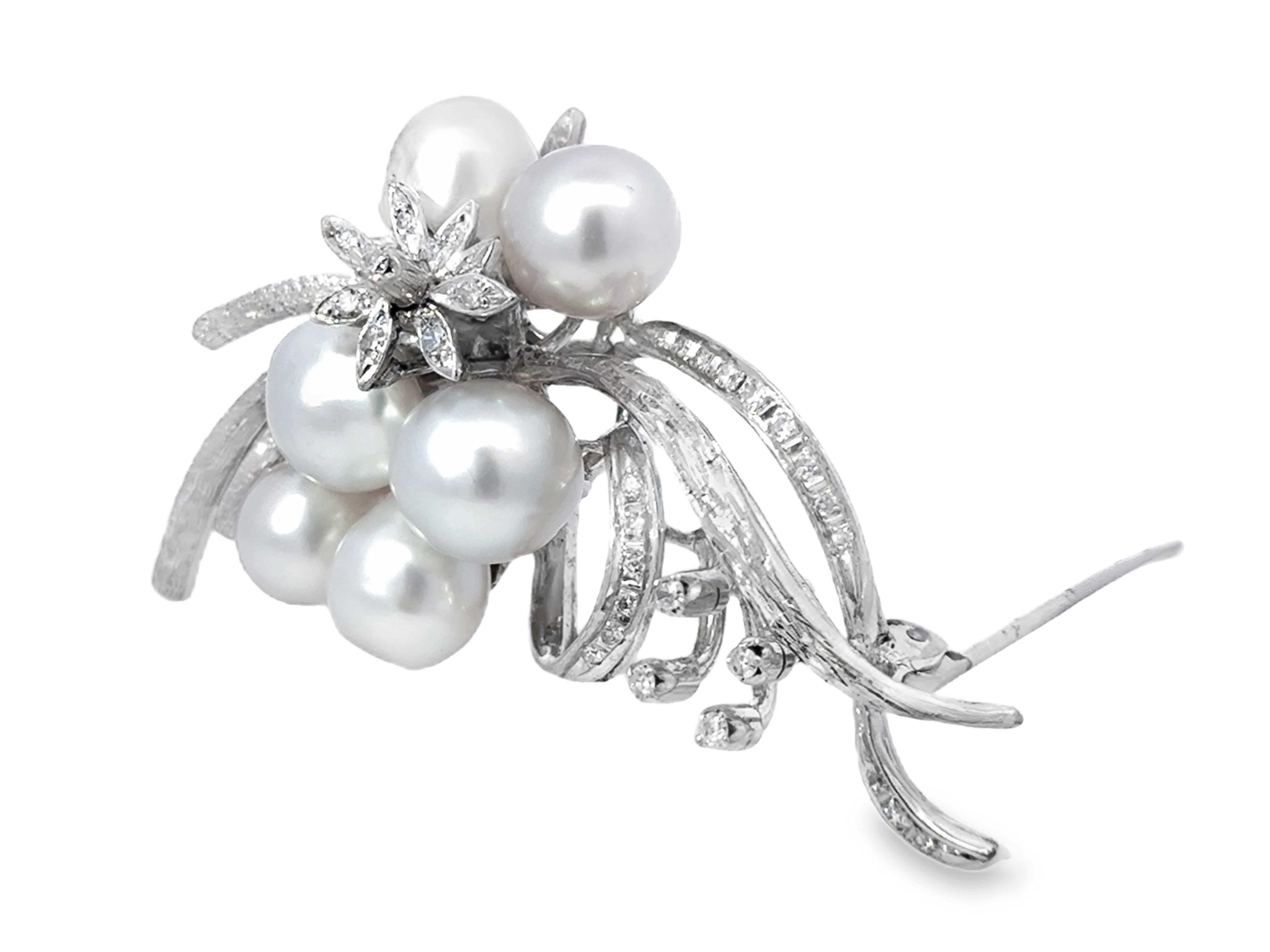 Broche grande de perlas y diamantes de oro blanco de 18 quilates Corte redondo en venta