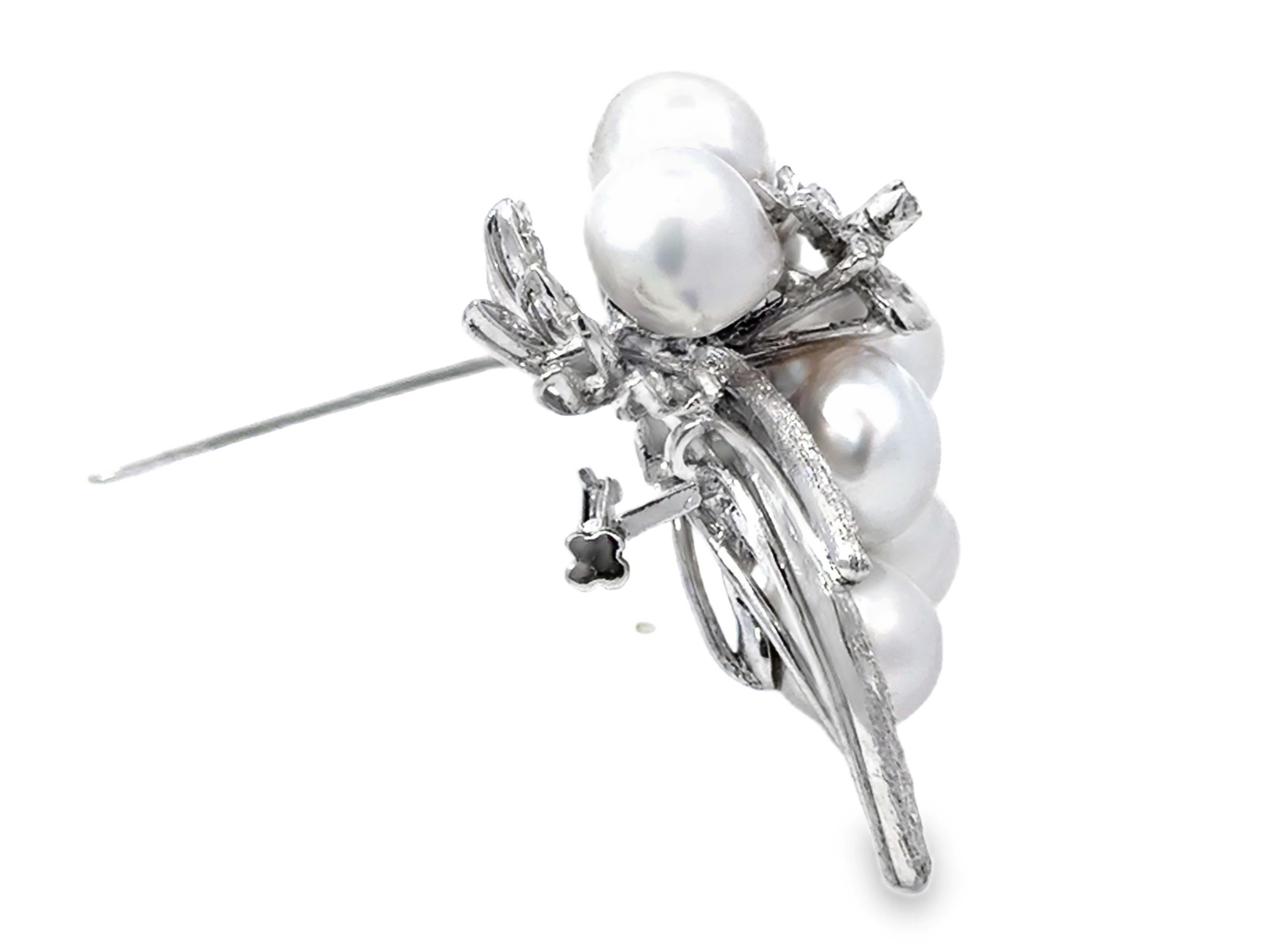 Broche grande de perlas y diamantes de oro blanco de 18 quilates en Excelente estado para la venta en Honolulu, HI
