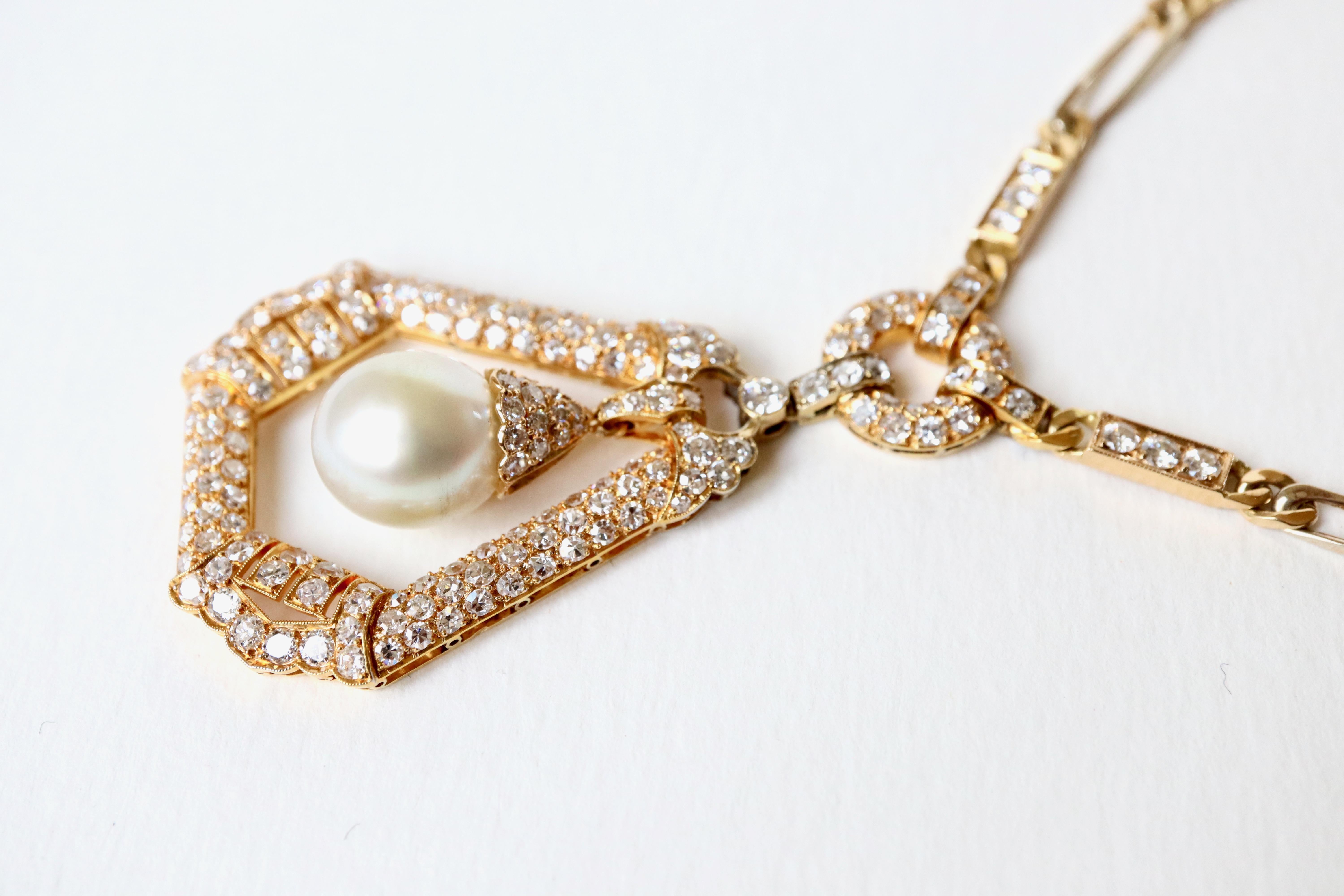 Large Pearl and Diamonds Pendant Necklace on 18 Karat Gold In Good Condition For Sale In Paris, FR