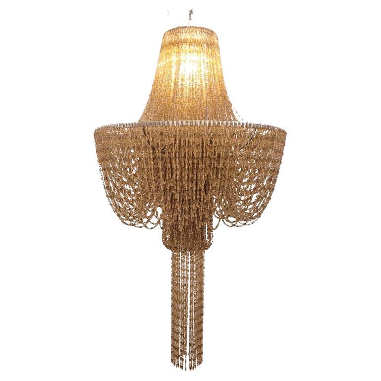 Grande lampadario "Pearl Bag" composto da una struttura in metallo e perline di cellulosa