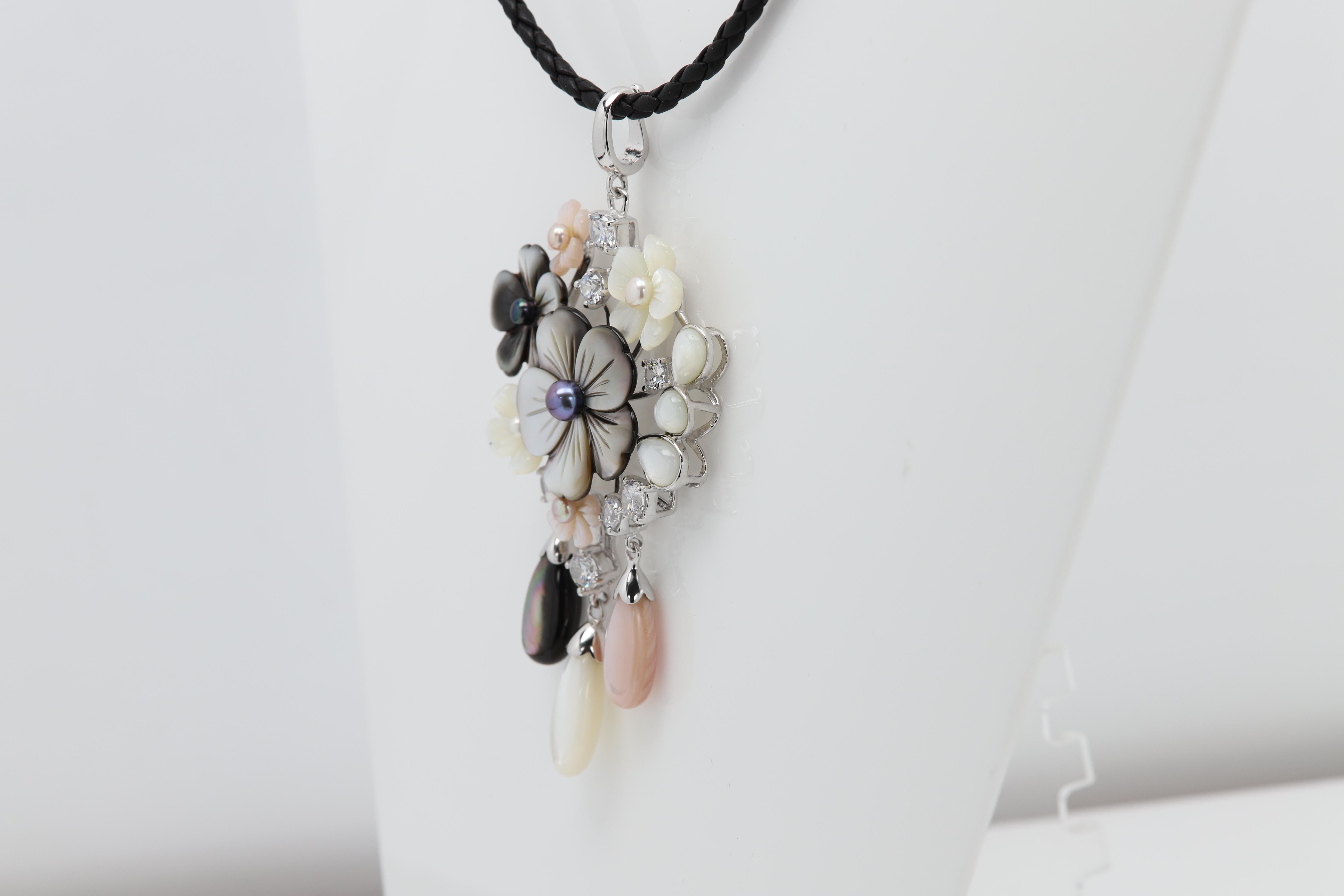 Large Pearl Necklace
awesome  mother of pearl pendant
Natural mother of pearl shell
carved into lovely flowers
Thee colors mix 
White pink and gray
few white imitation diamonds
Sterling Silver 925 approx weight 19.50 grams
Size:
width approx  40mm /