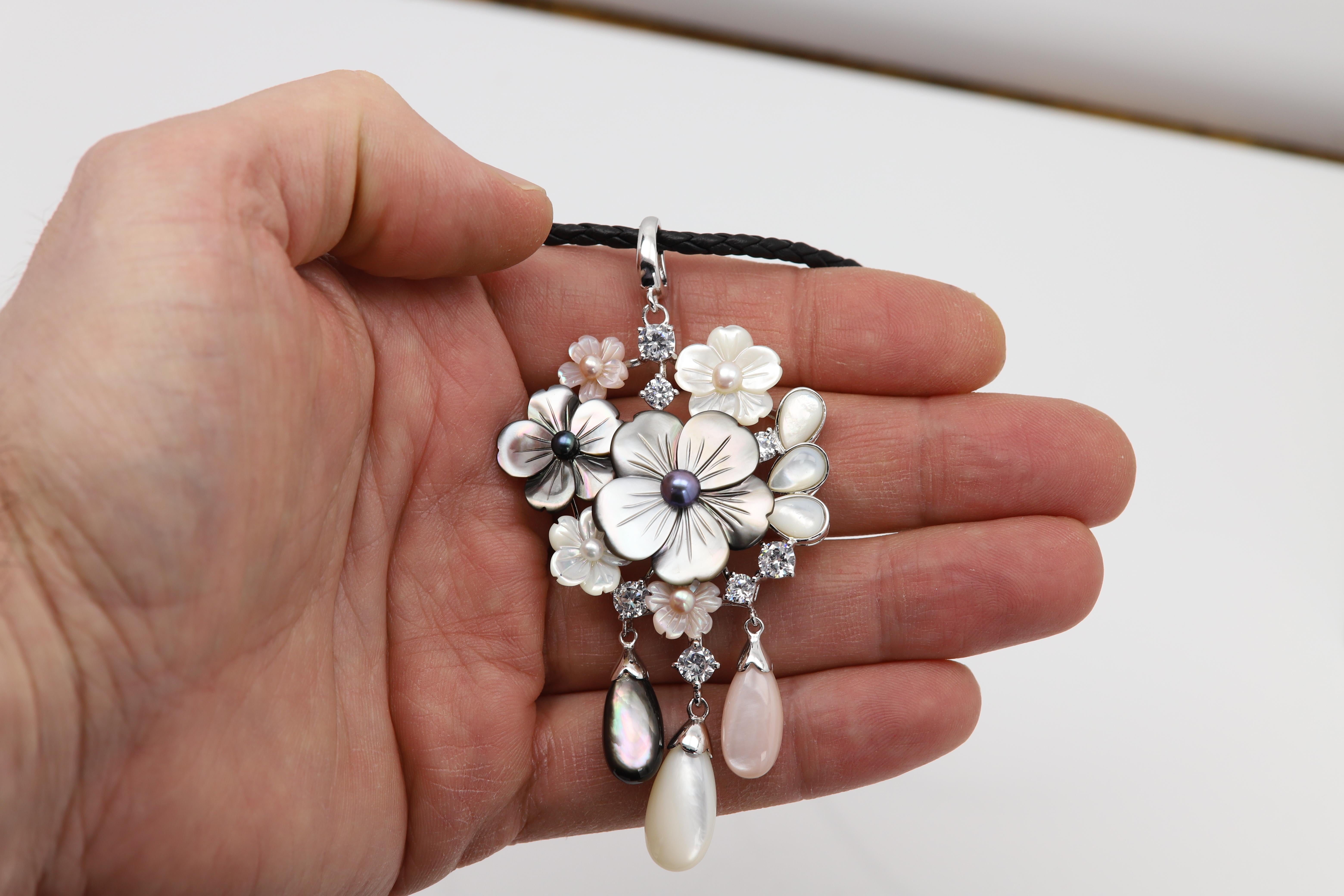 Mixed Cut Large Pearl Necklace Mother of Pearl awesome flower Pendant sterling silver 925 For Sale