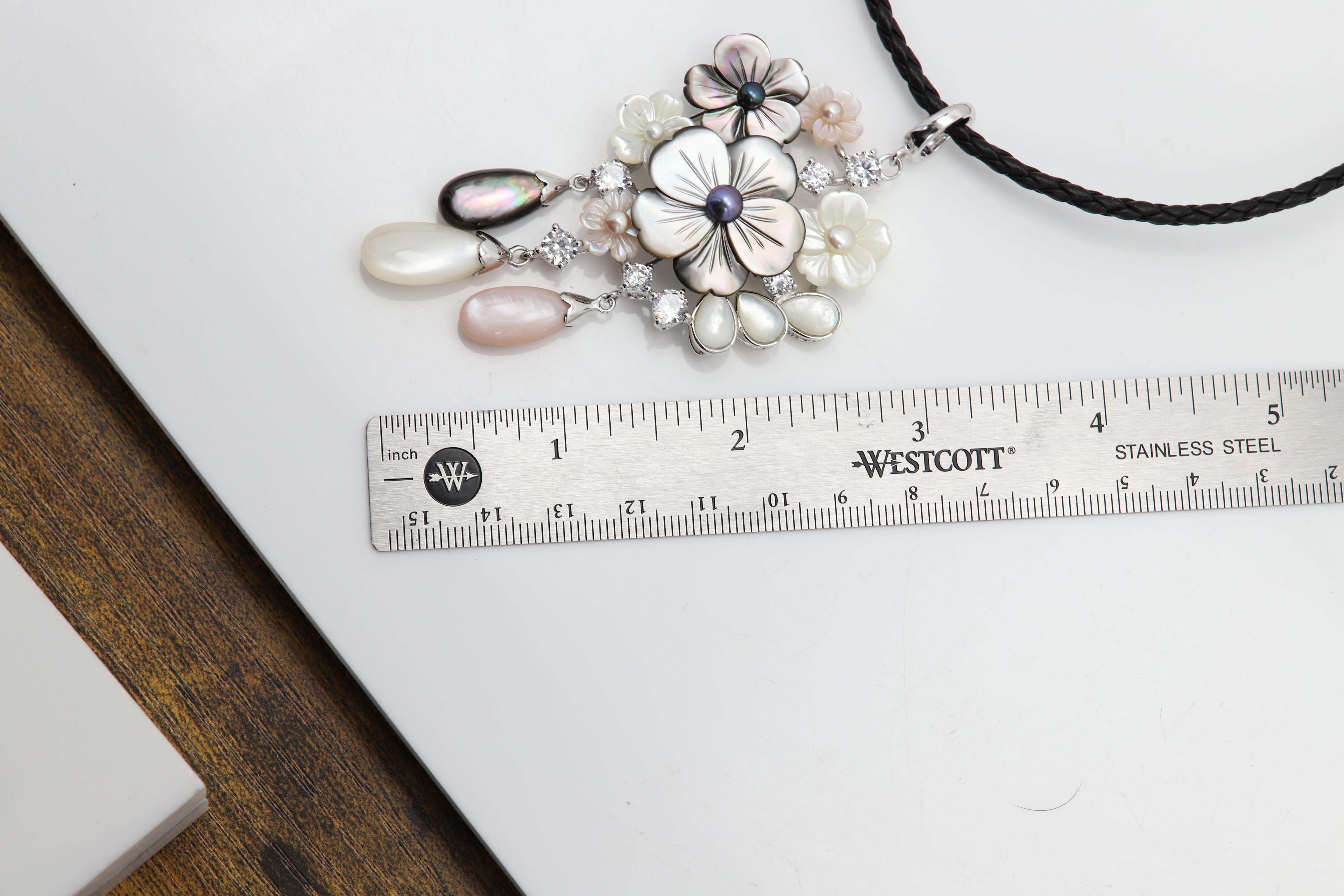 Large Pearl Necklace Mother of Pearl awesome flower Pendant sterling silver 925 In New Condition For Sale In Brooklyn, NY