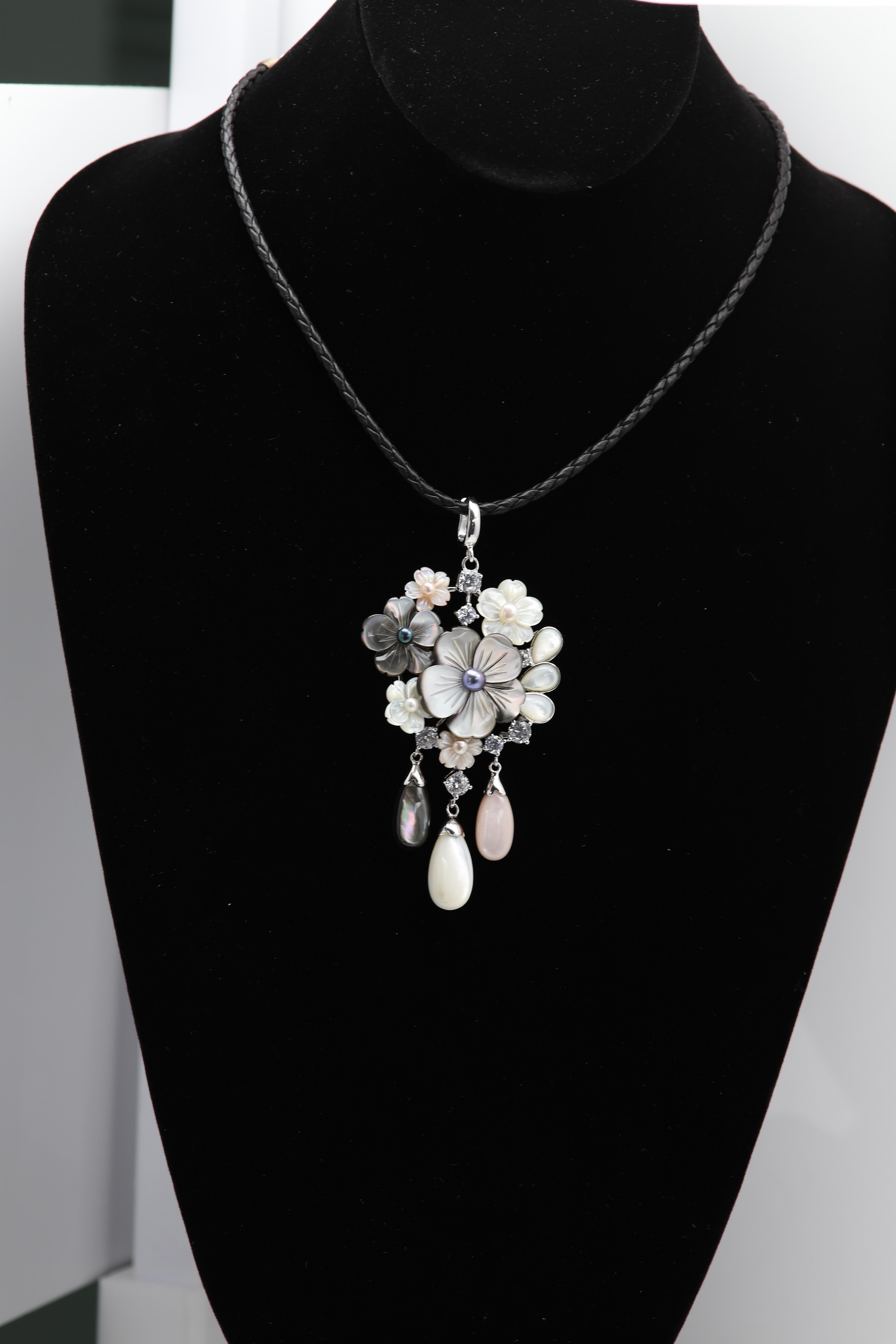 Women's Large Pearl Necklace Mother of Pearl awesome flower Pendant sterling silver 925 For Sale