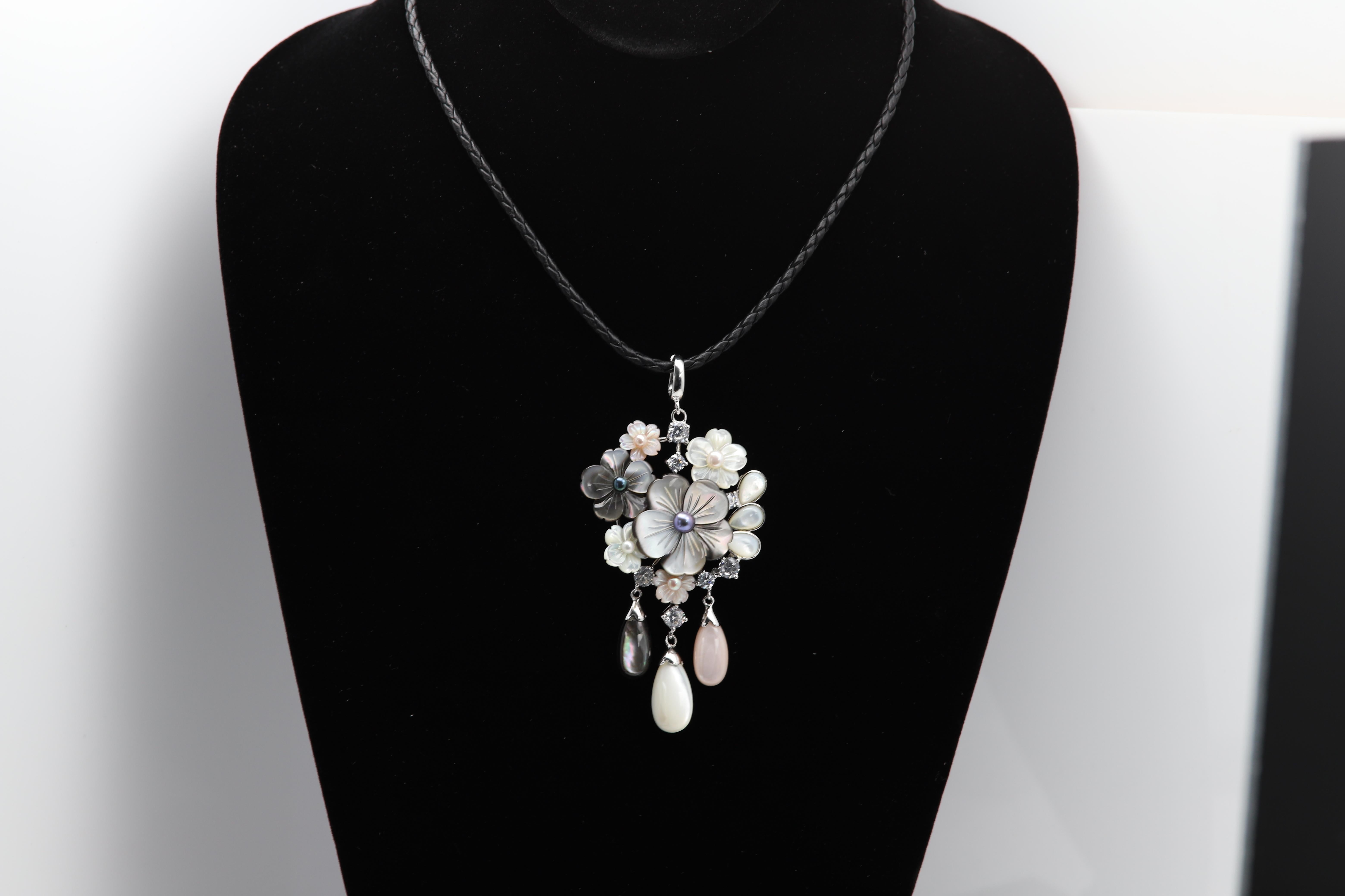 Large Pearl Necklace Mother of Pearl awesome flower Pendant sterling silver 925 For Sale 1