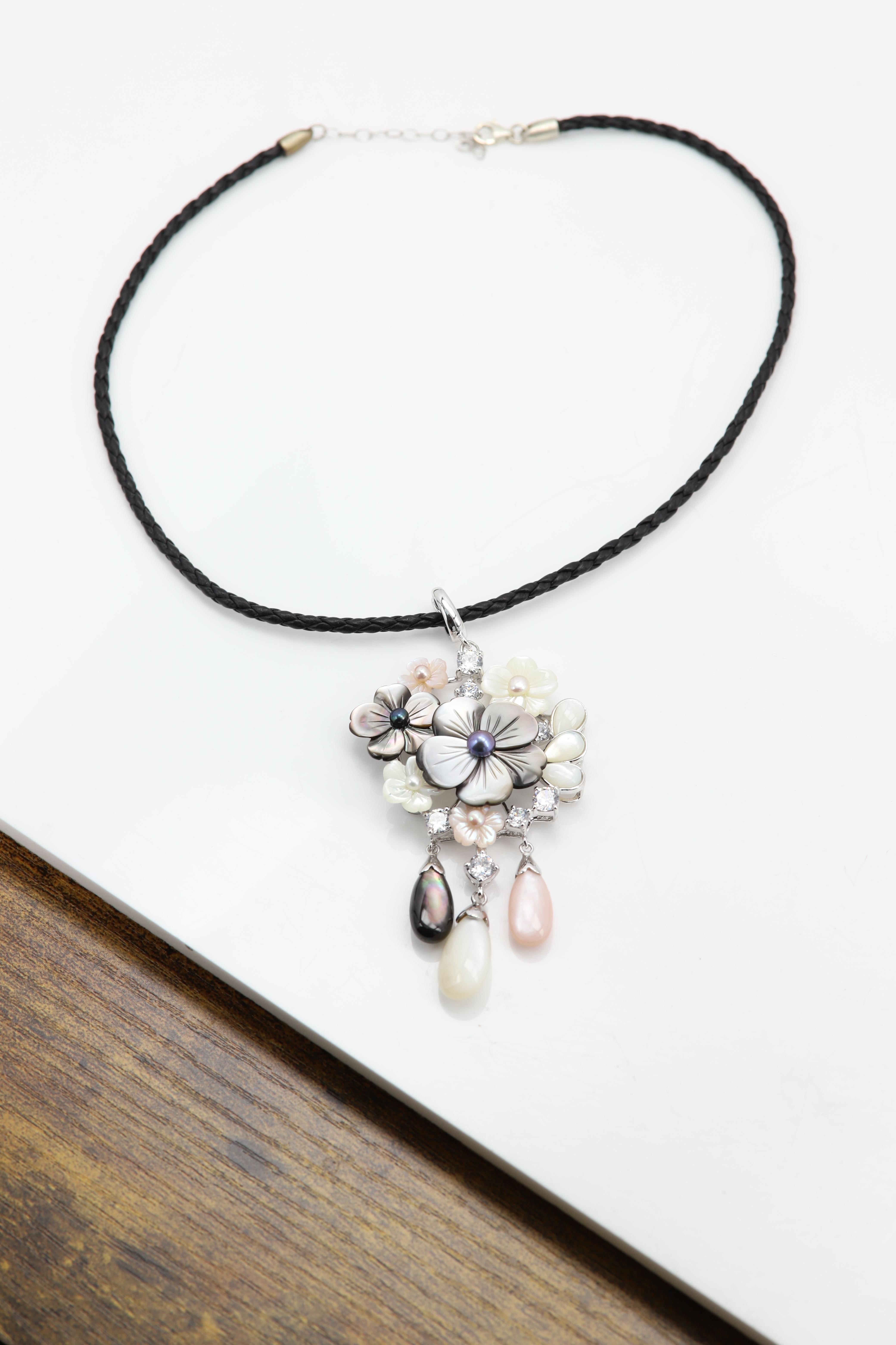 Large Pearl Necklace Mother of Pearl awesome flower Pendant sterling silver 925 For Sale 3