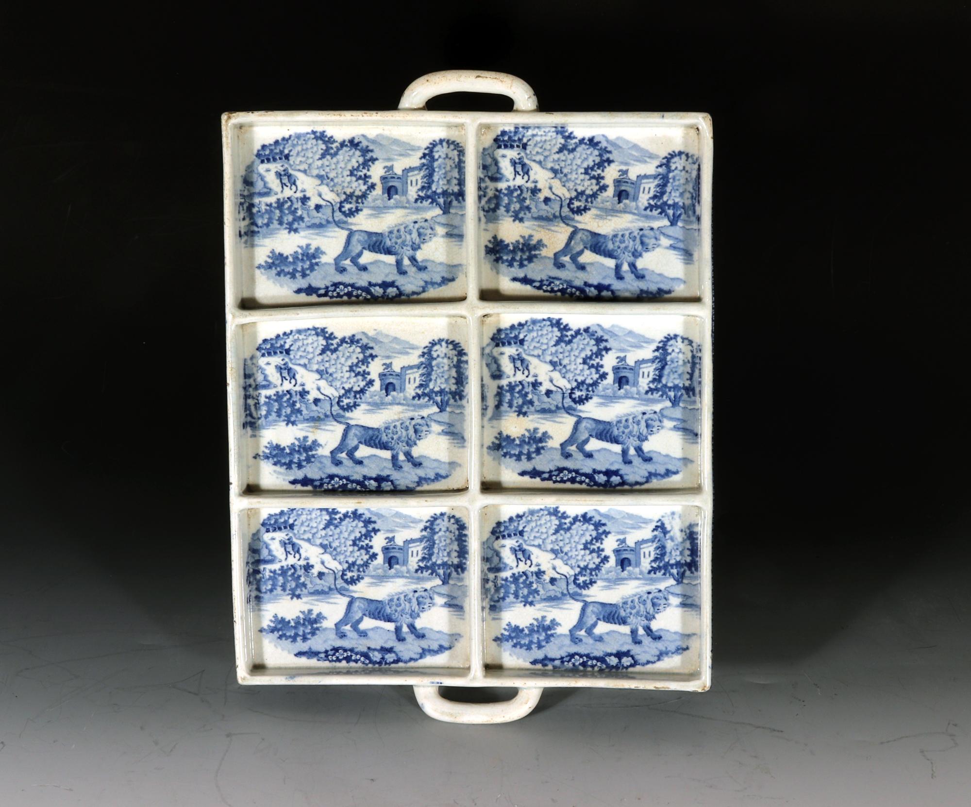 Englisch Pearlware Keramik blau gedruckt Tablett,
Das Muster des wütenden Löwen,
CIRCA 1815-20

Das ungewöhnliche englische Keramiktablett mit Fuß ist aus Perlmutt und mit einem seltenen Muster bedruckt, das als 