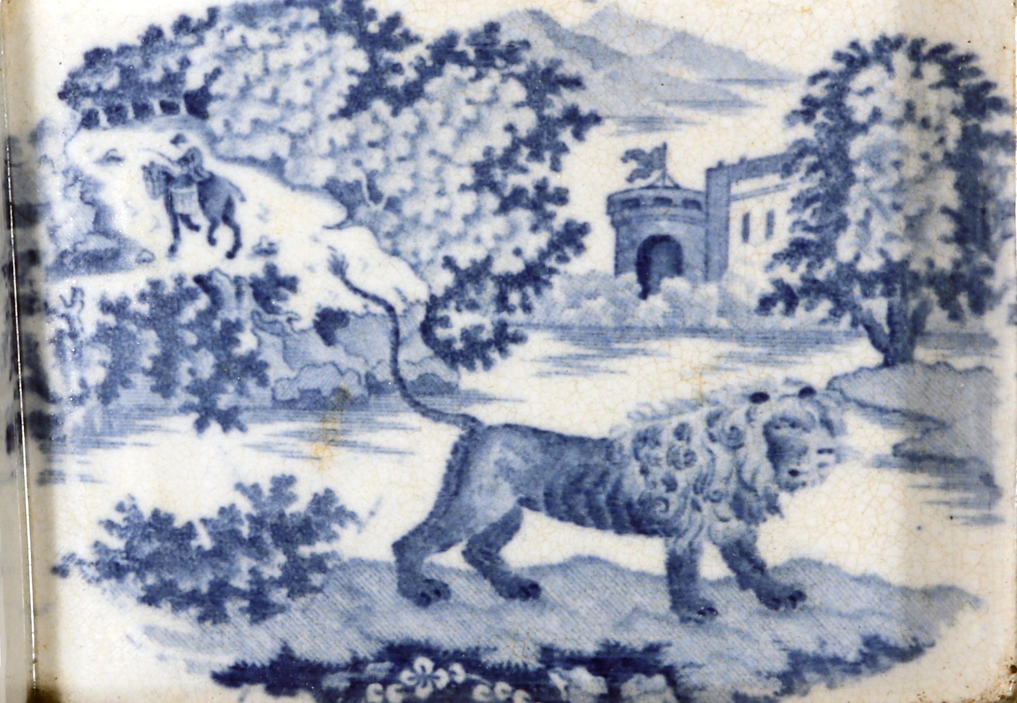 Grand plateau bleu imprimé avec le motif de l'Angry Lion Bon état - En vente à Downingtown, PA