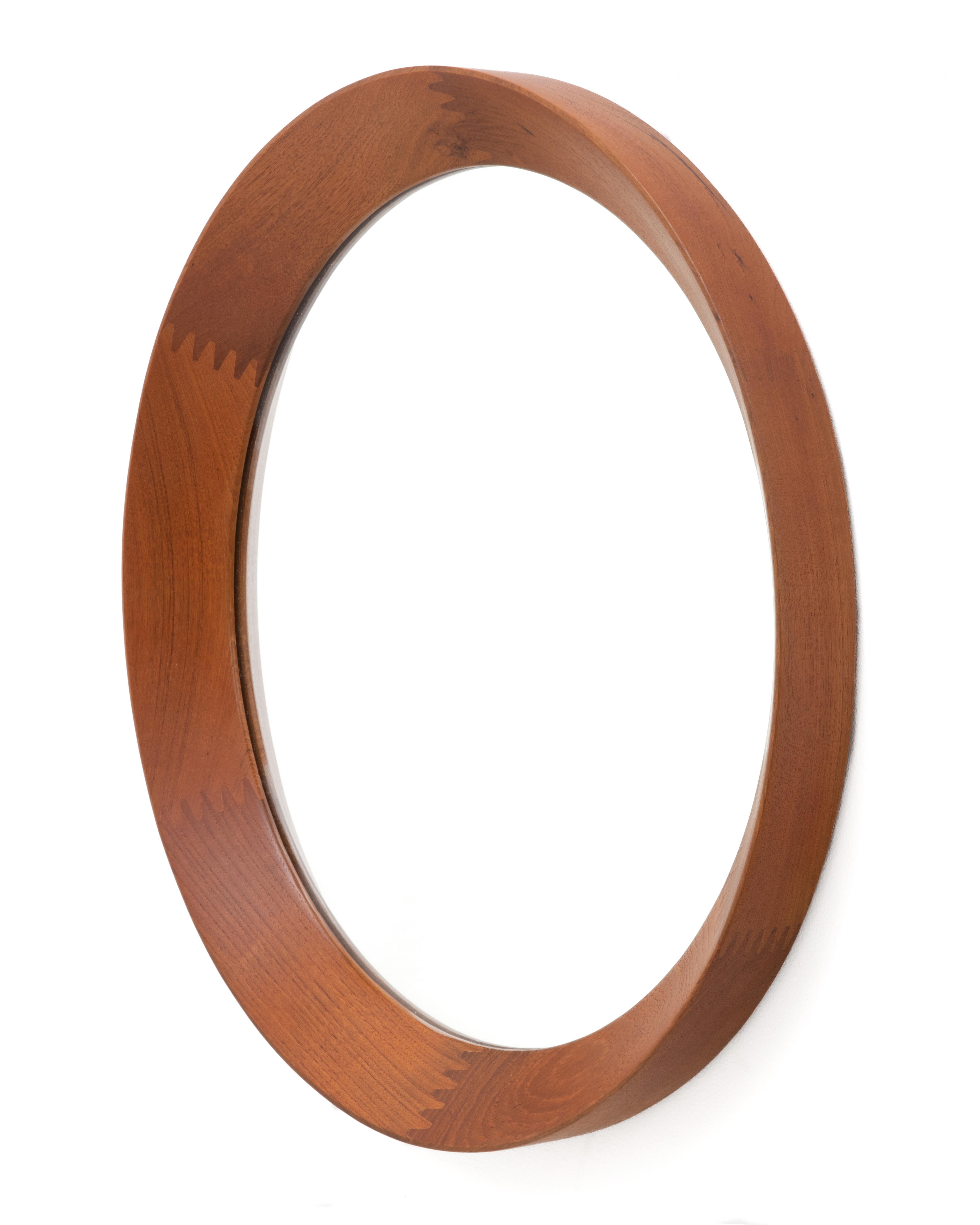 Grand et rond miroir mural ou d'entrée en teck de Pedersen & Hansen Vibi J., danois. Simple et élégant, en teck massif avec des entures digitales fonctionnelles et décoratives. La surface utilisable du miroir lui-même est d'environ 19 1/2 pouces.