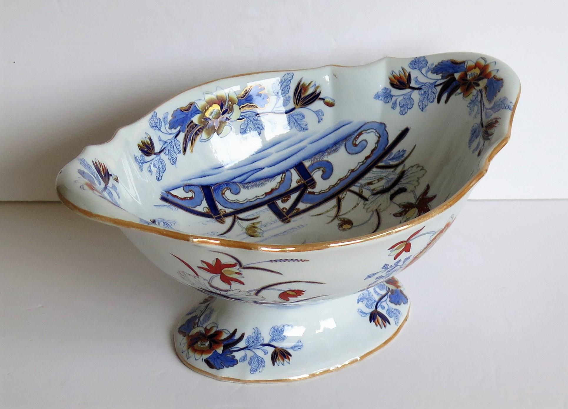Se trata de un cuenco o centro de mesa con pie de pedestal de piedra de hierro, raro, hermoso y grande, fabricado por Wedgwood Stone China con el modelo n.º 1156, a principios o mediados del siglo XIX, hacia 1840.

Los cuencos con pedestal grandes
