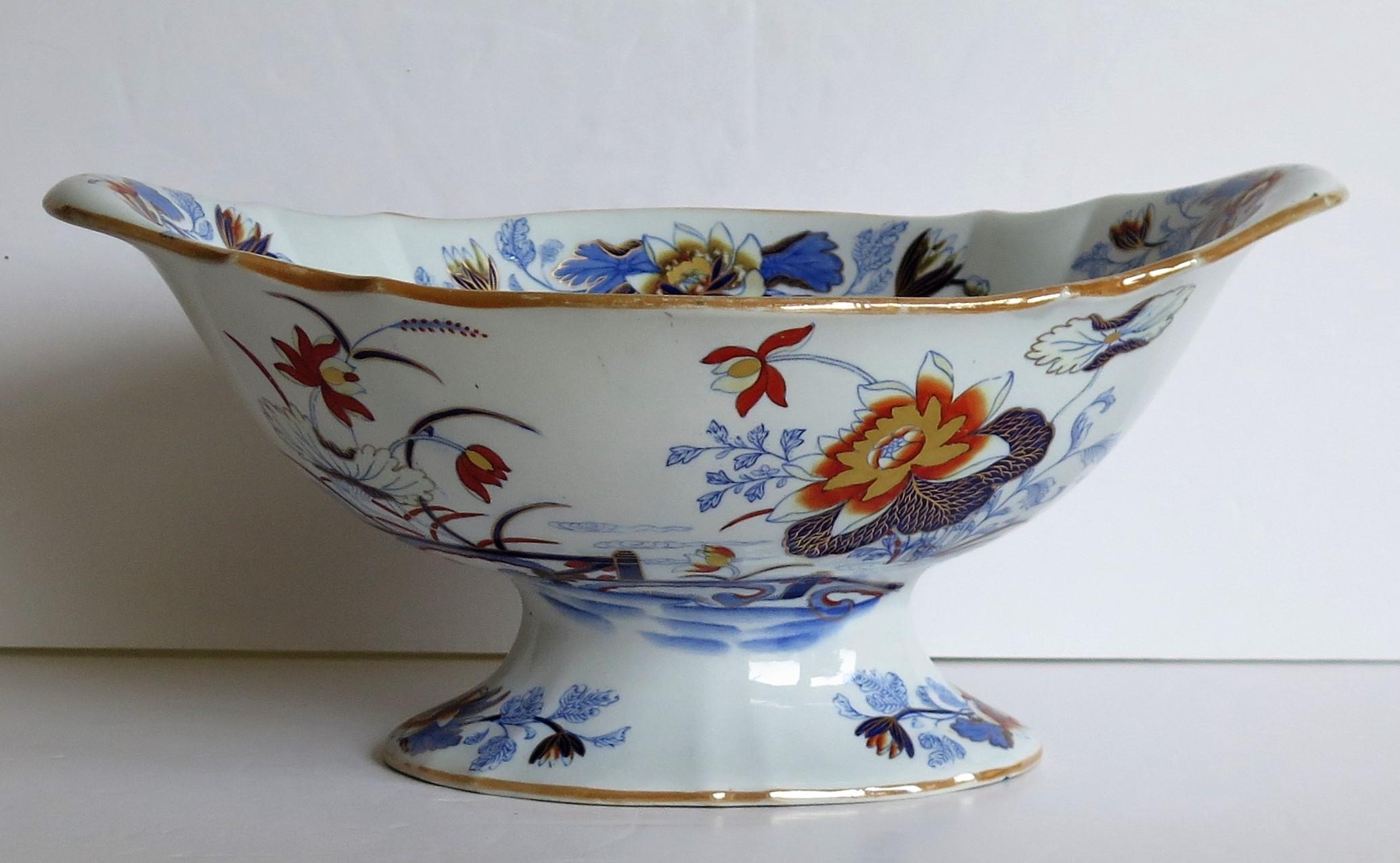 Large Wedgwood Pedestal Bowl Centrepiece Stone China Ptn 1156, circa 1840 In Good Condition For Sale In Lincoln, Lincolnshire