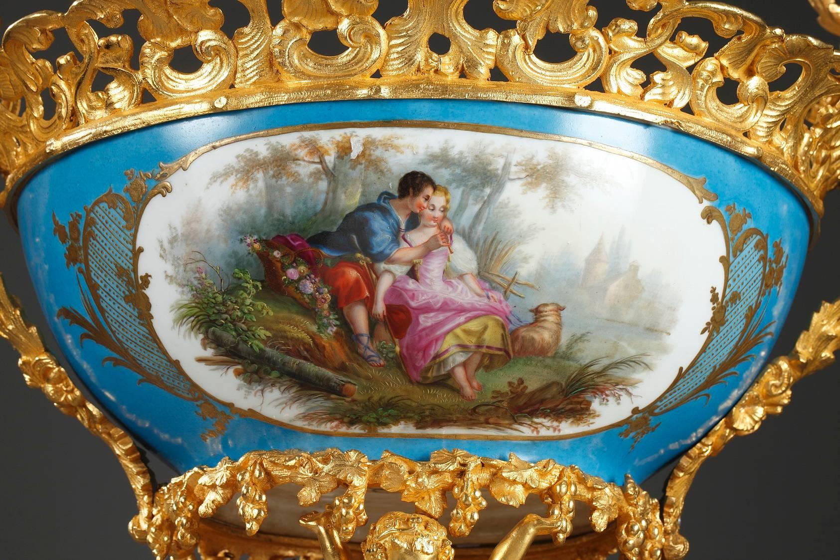 Doré Grand bol sur piédestal en porcelaine et bronze doré, 19ème siècle en vente