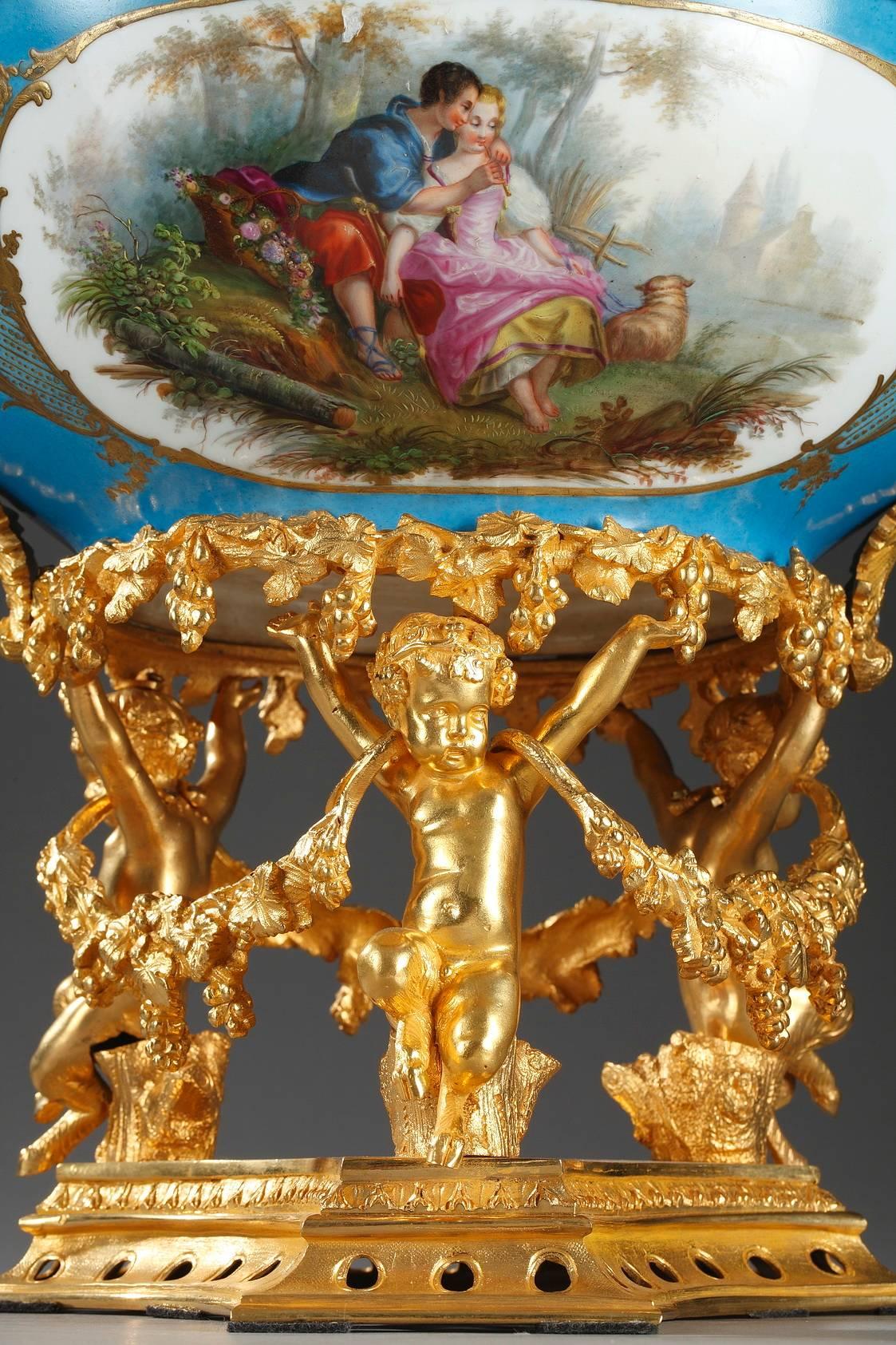 XIXe siècle Grand bol sur piédestal en porcelaine et bronze doré, 19ème siècle en vente