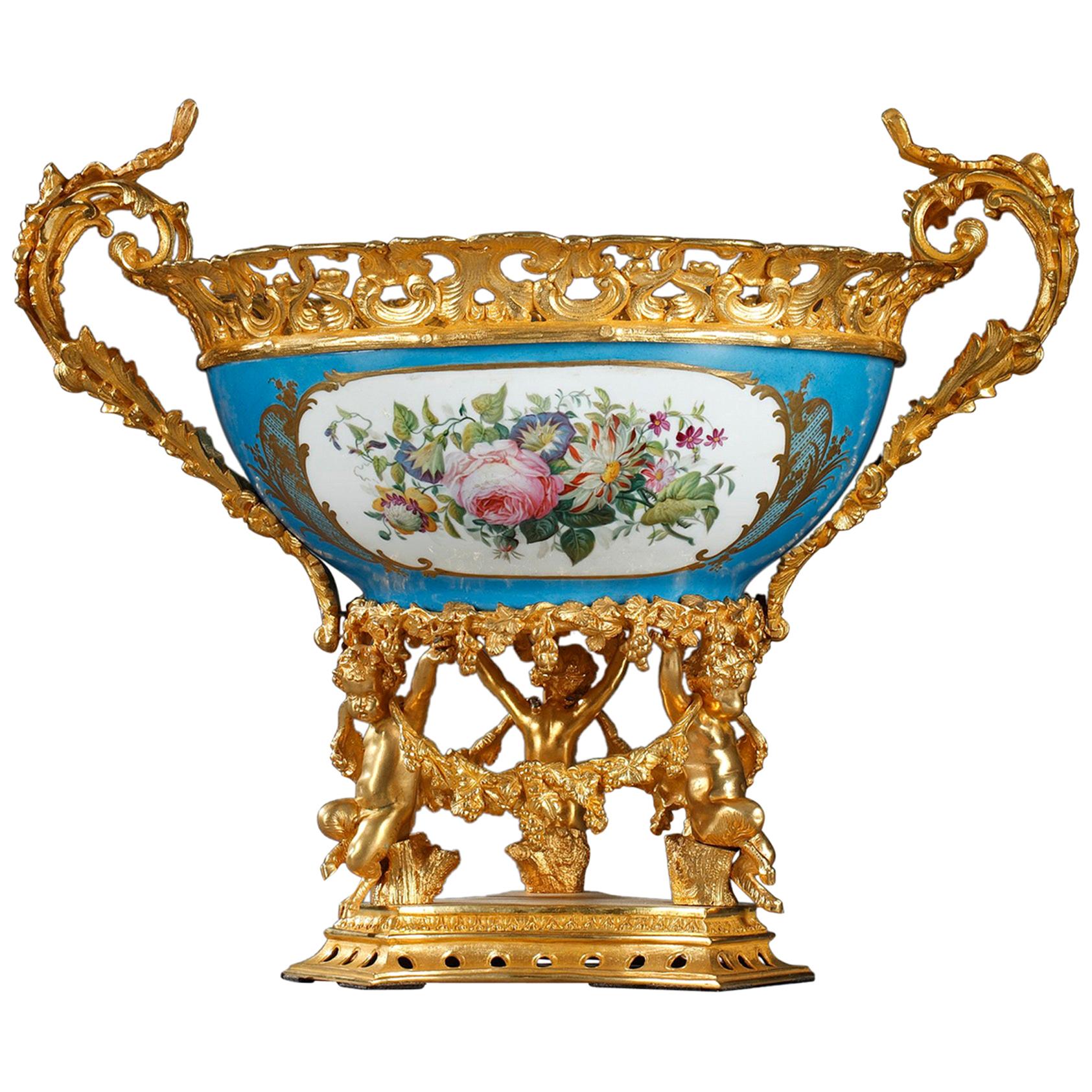 Grand bol sur piédestal en porcelaine et bronze doré, 19ème siècle en vente