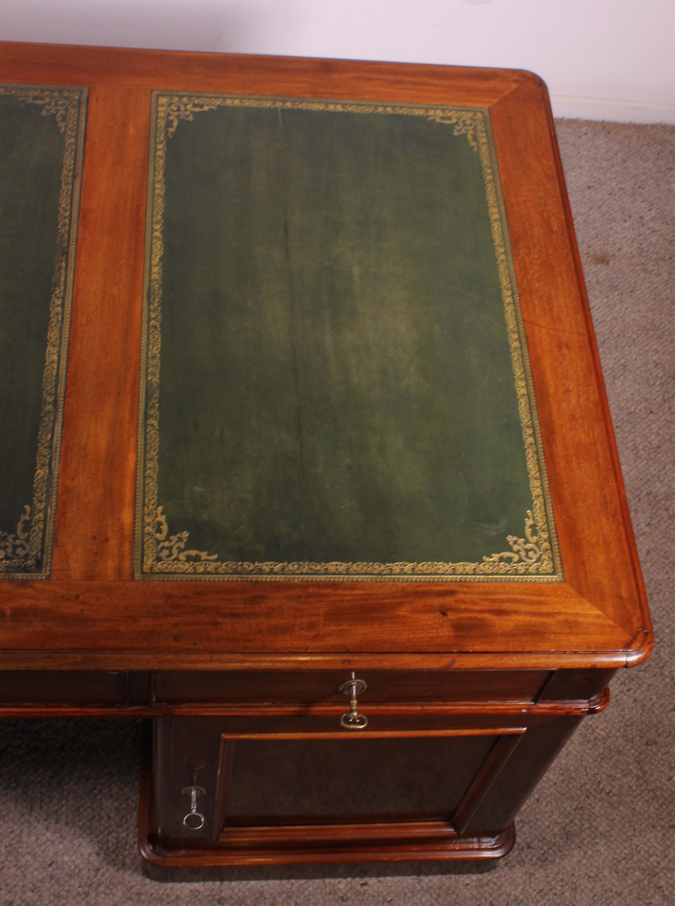 Großer Schreibtisch mit Sockel aus Mahagoni aus dem 19. Jahrhundert im Angebot 8