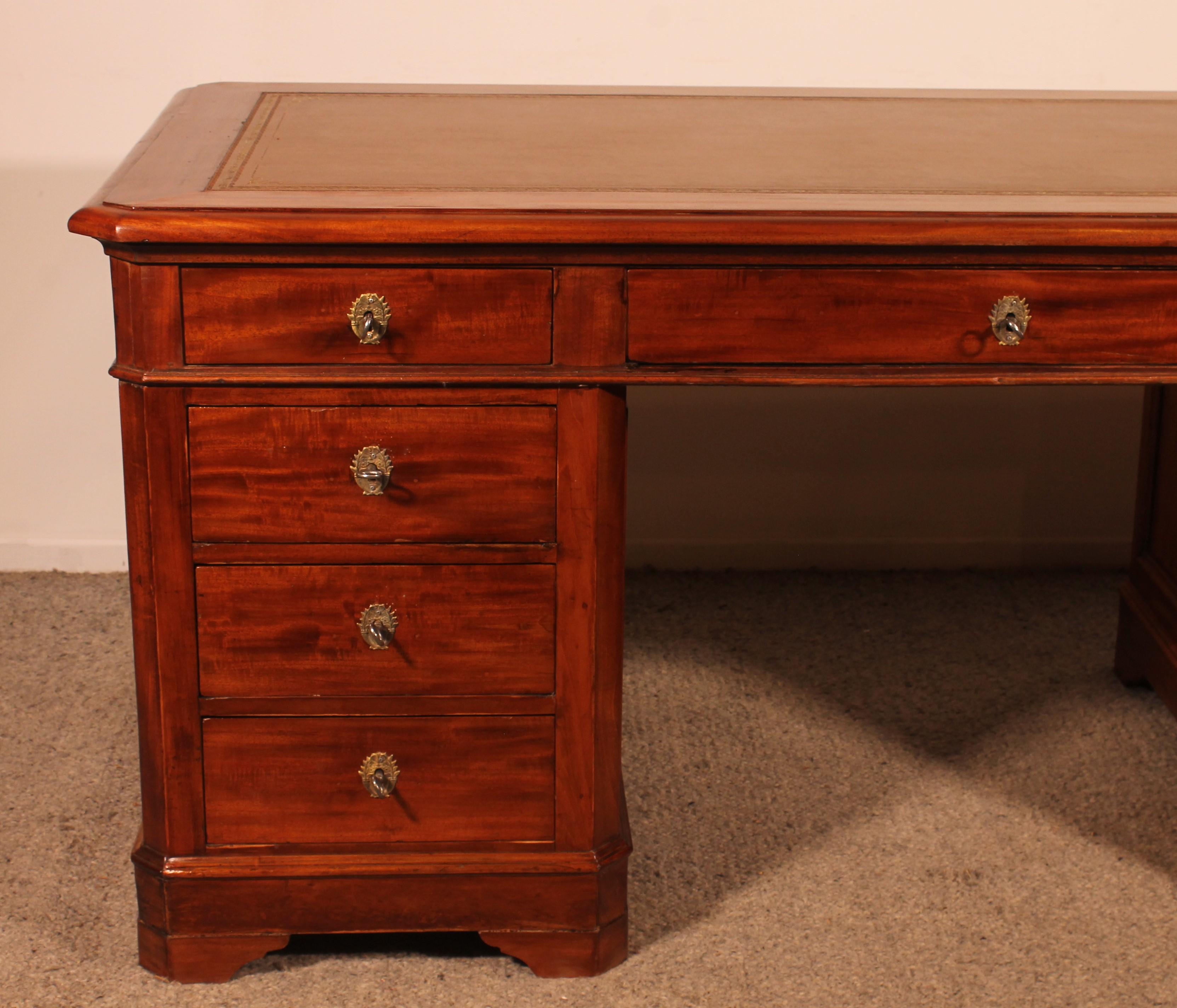 Elegant large mahogany pedestal desk from the 19th century from France

Very beautiful pedestal desk which has been worked on both sides which allows it to be placed in the middle of a room or against a wall.

The desk is composed of three drawers