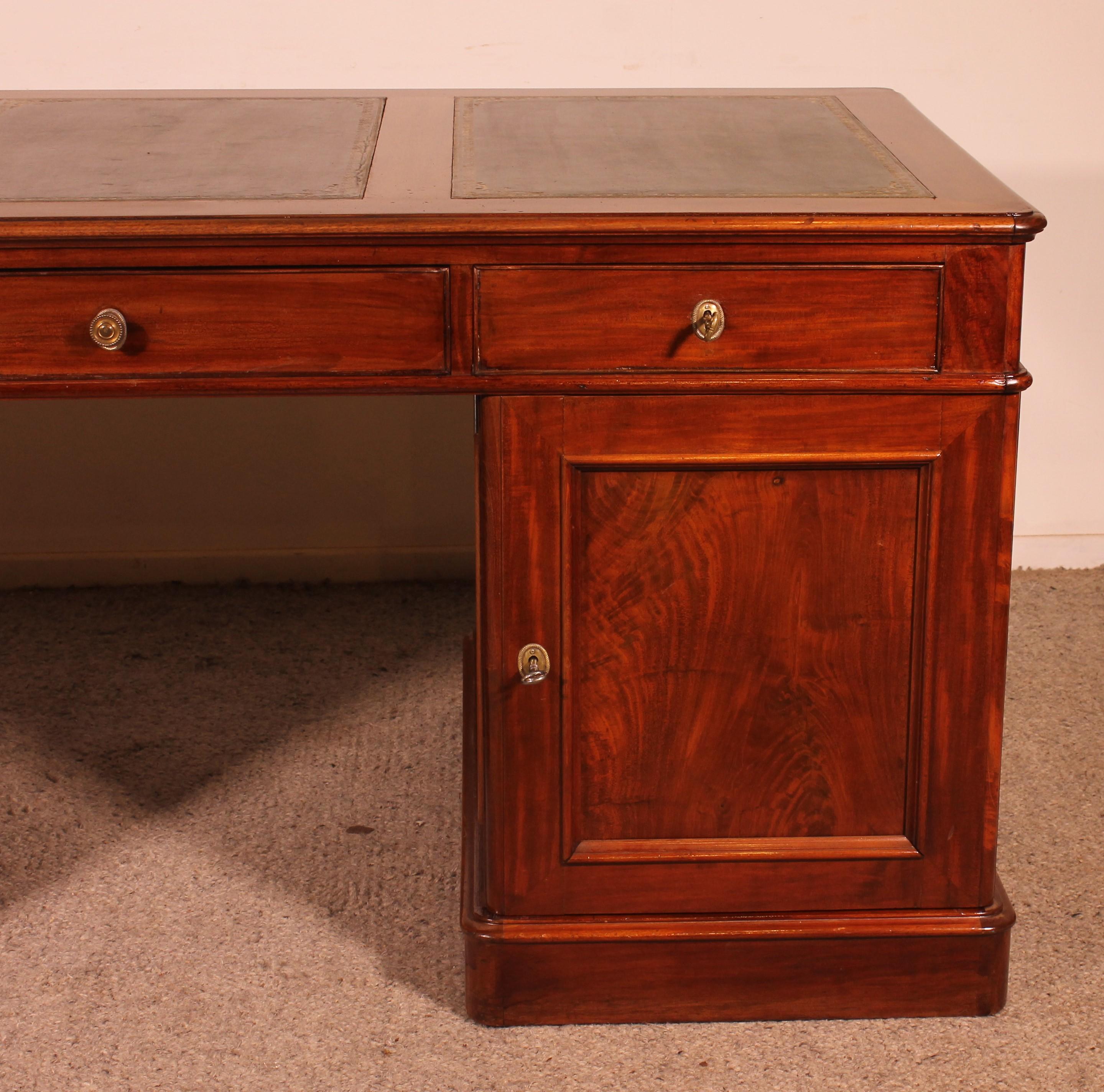 Elegant large mahogany pedestal desk from the 19th century

Very beautiful pedestal desk which has been worked on both sides which allows it to be placed in the middle of a room or against a wall.

The desk is composed of three drawers in the belt