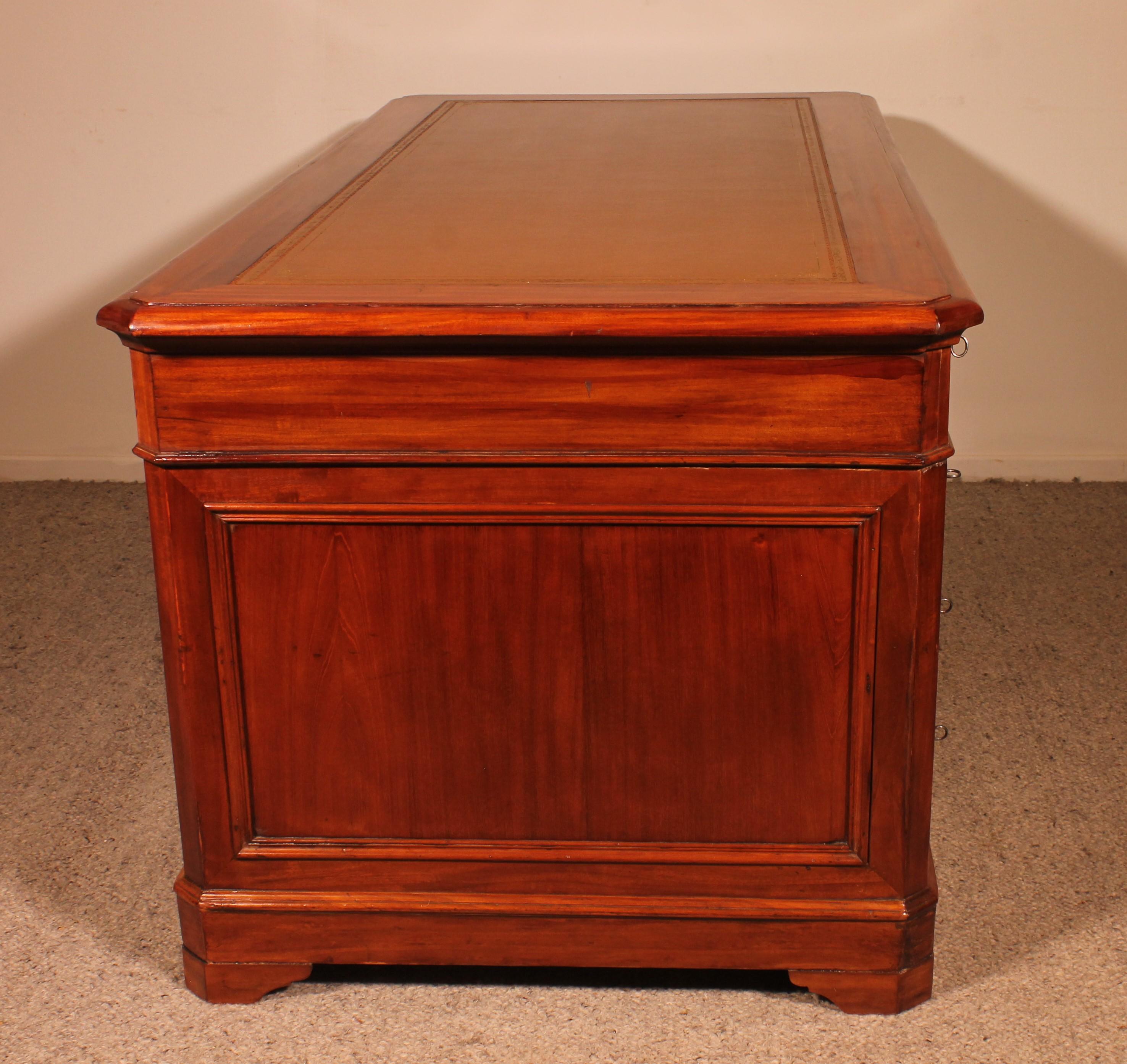 Großer Schreibtisch mit Sockel aus Mahagoni aus dem 19. Jahrhundert im Angebot 2