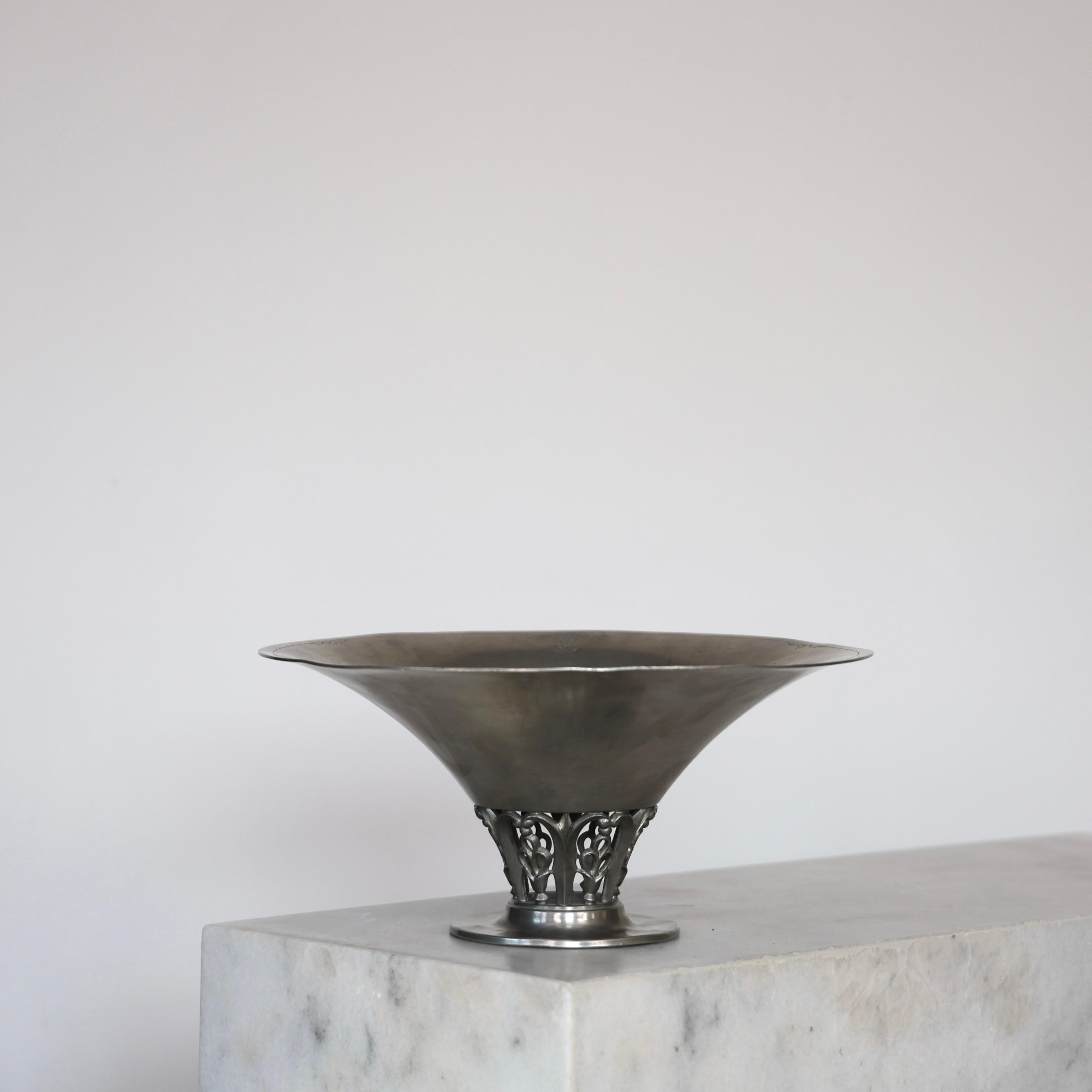 Pedestal Pewter Bowl made by Just Andersen in the 1920s. An exquisite piece for a beautiful table.

* Round pewter bowl on perforated foot and pineapple decorations
* Designer: Just Andersen
* Model: 1310
* Year: 1918-1929
* Condition: Fair vintage