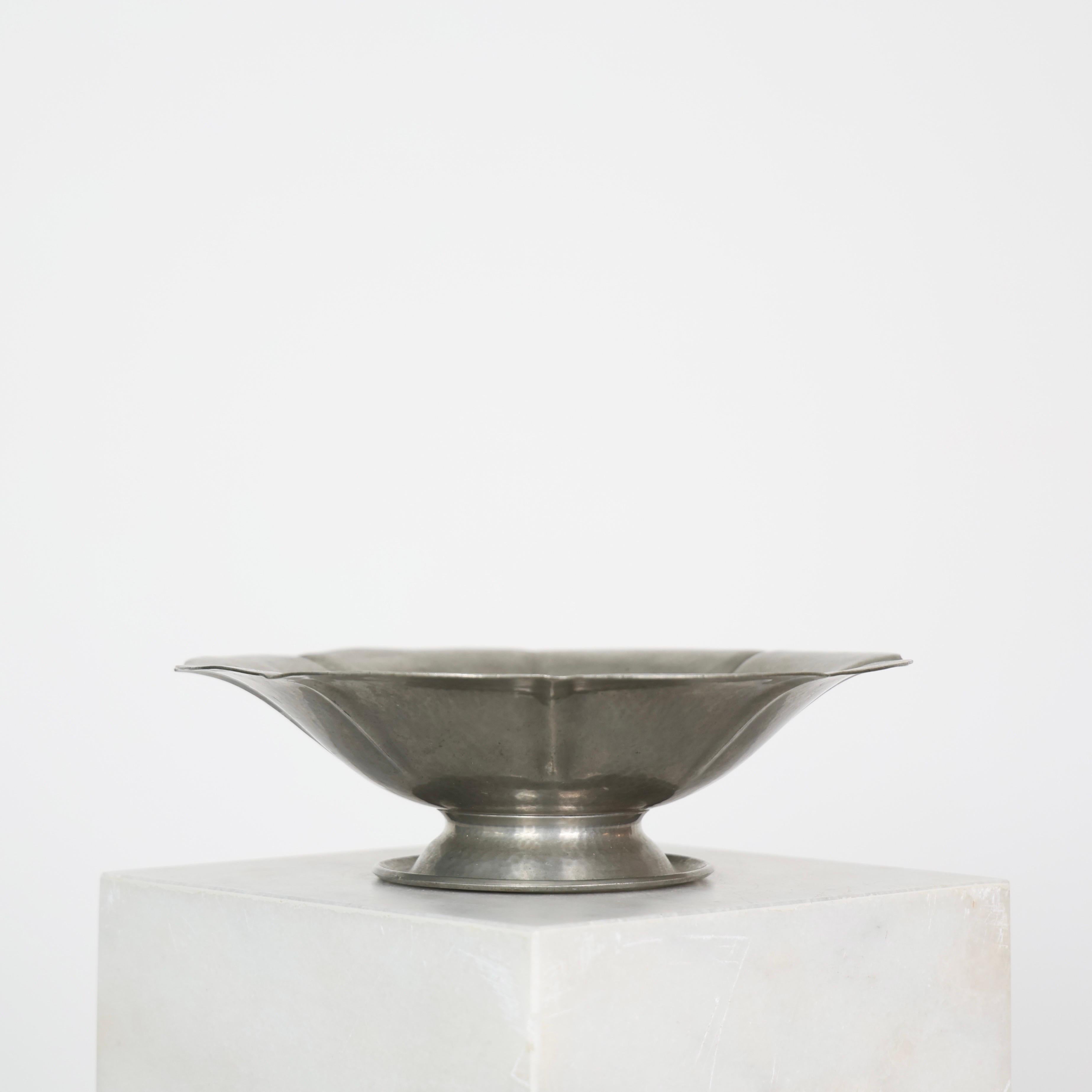 Große Sockelschüssel aus gehämmertem Zinn, entworfen von Just Andersen in den frühen 1920er Jahren. 

* Sockelschale mit geschwungenem Rand aus gehämmertem Zinn
* Designer: Just Andersen
* Herstellung: Just Andersen
* Stil: 363
* Jahr: 1918-1929
*