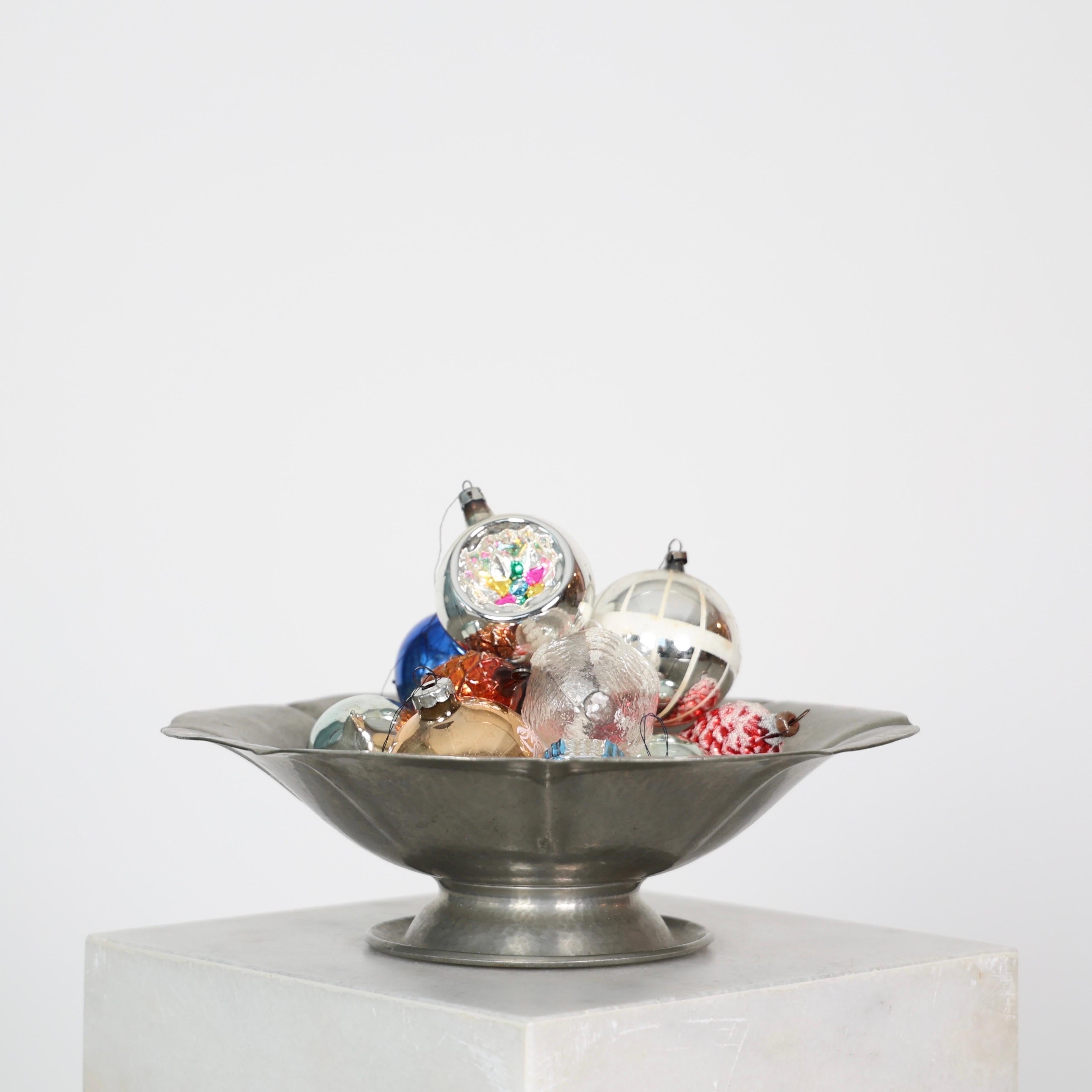 Große Zinnschale auf Sockel von Just Andersen, 1920er Jahre, Dänemark (Art déco) im Angebot