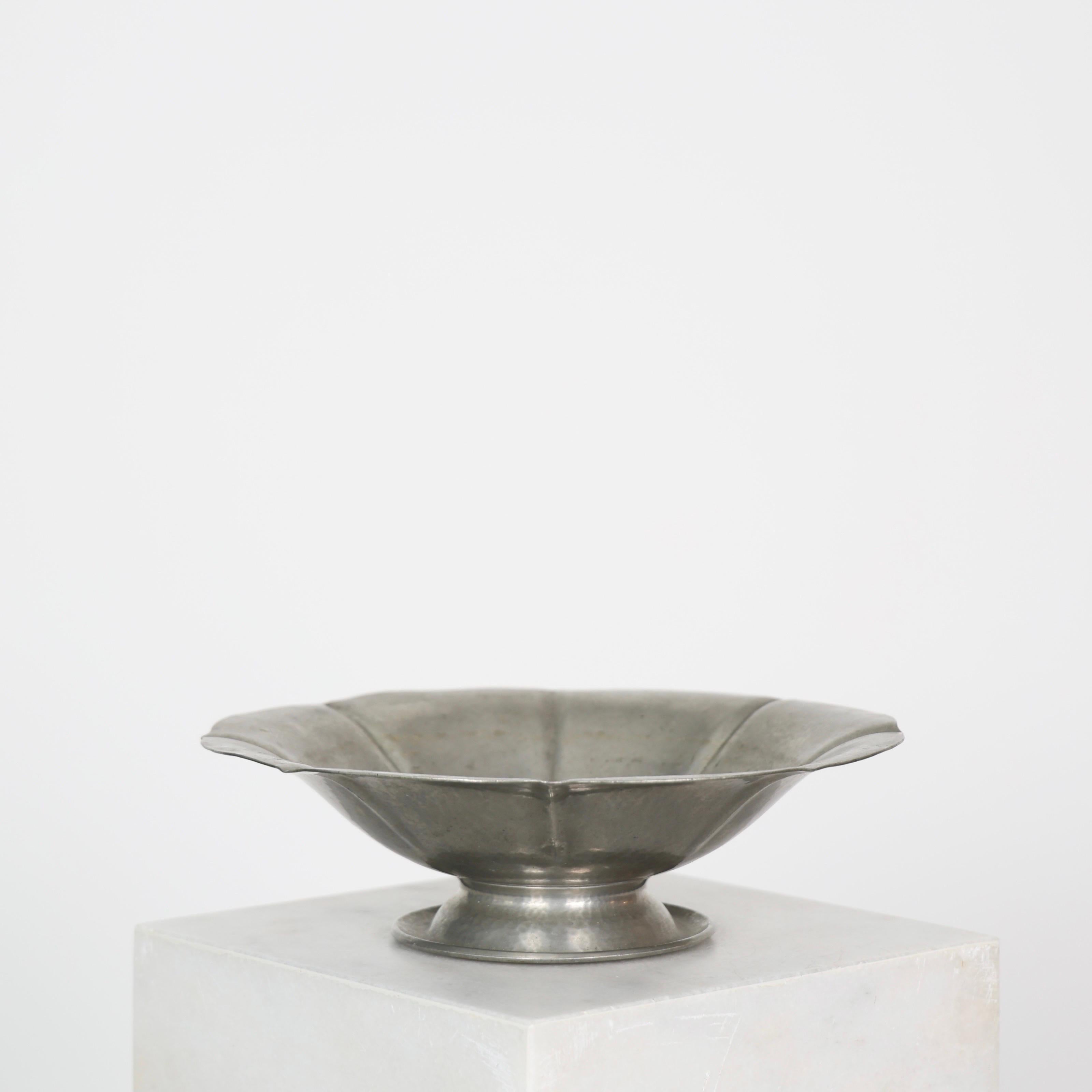 Große Zinnschale auf Sockel von Just Andersen, 1920er Jahre, Dänemark (Dänisch) im Angebot